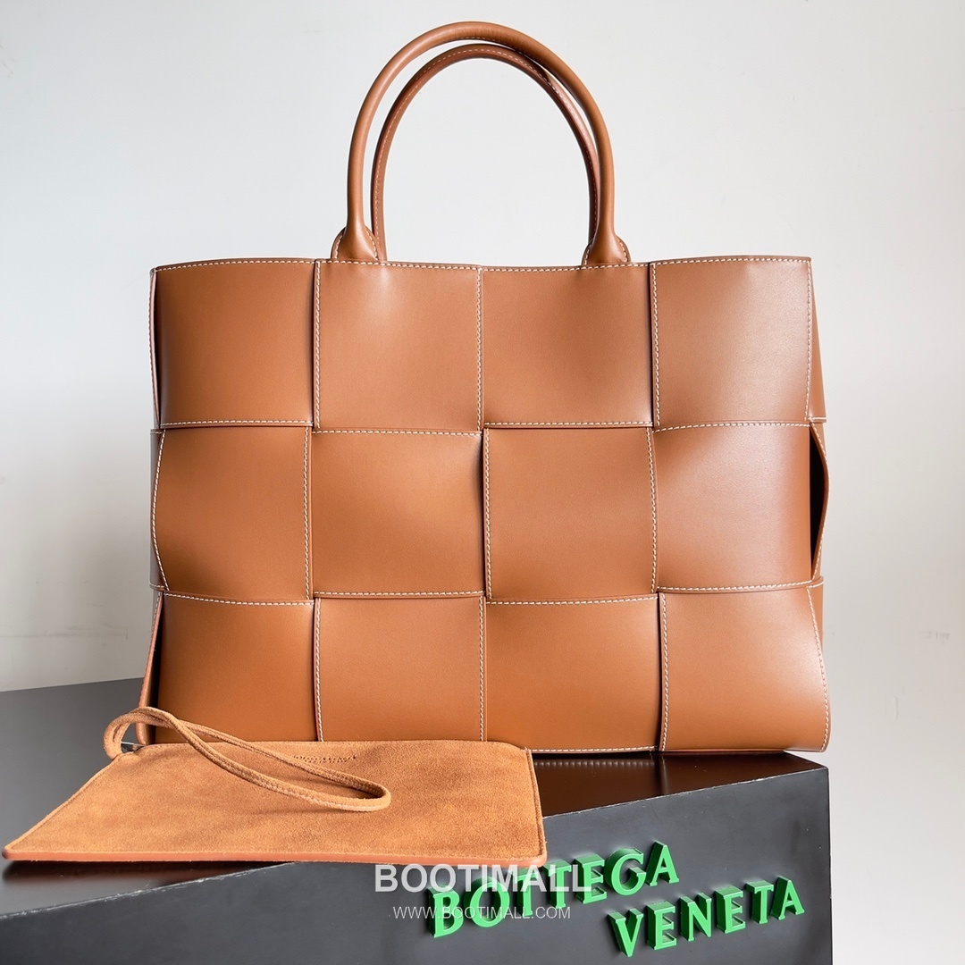 Bottega Veneta Arco Intrecciato Calfskin Leather Tote Bag 보테가베네타 아르코 인트레치아토 카프스킨 토트백 47cm 1