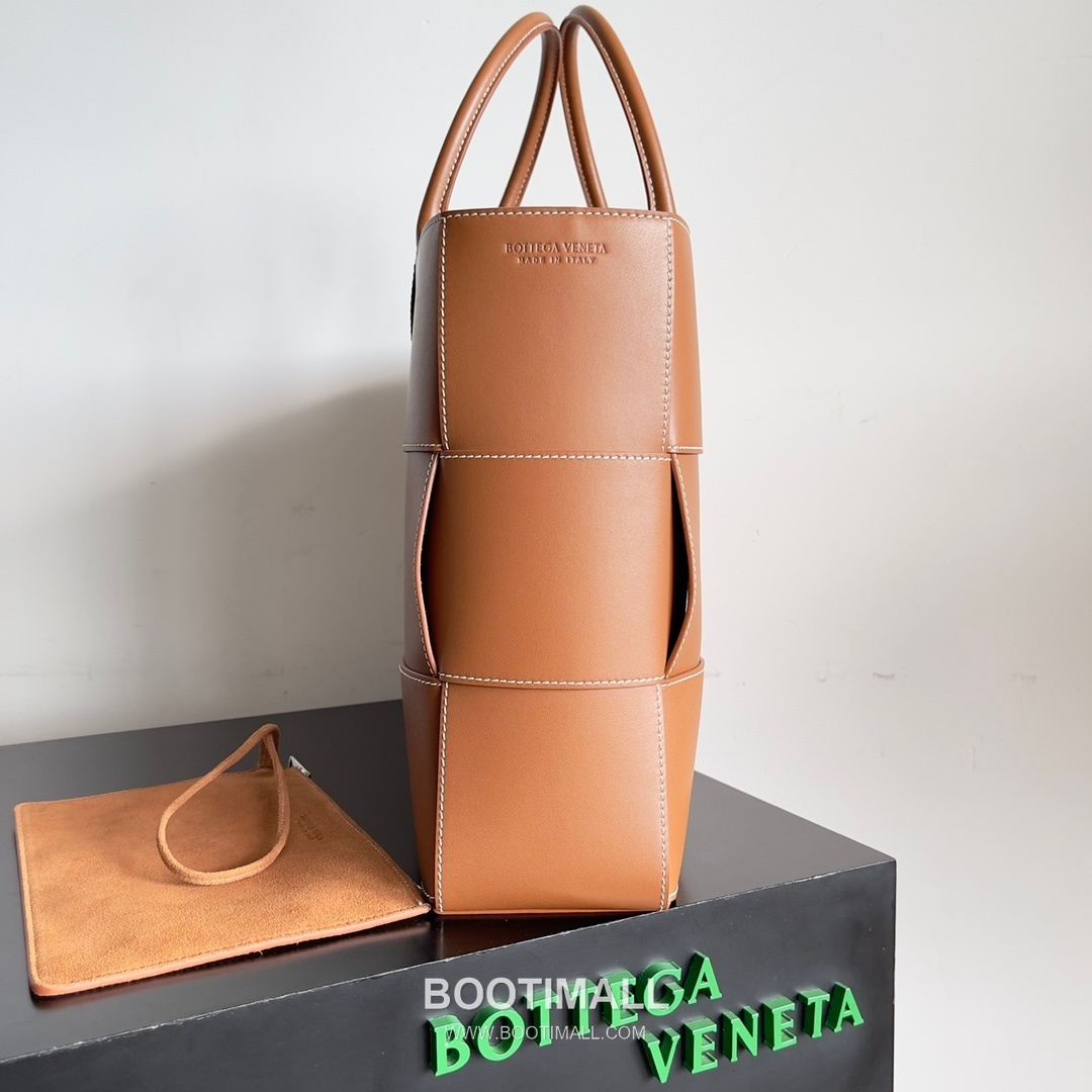 Bottega Veneta Arco Intrecciato Calfskin Leather Tote Bag 보테가베네타 아르코 인트레치아토 카프스킨 토트백 47cm 2