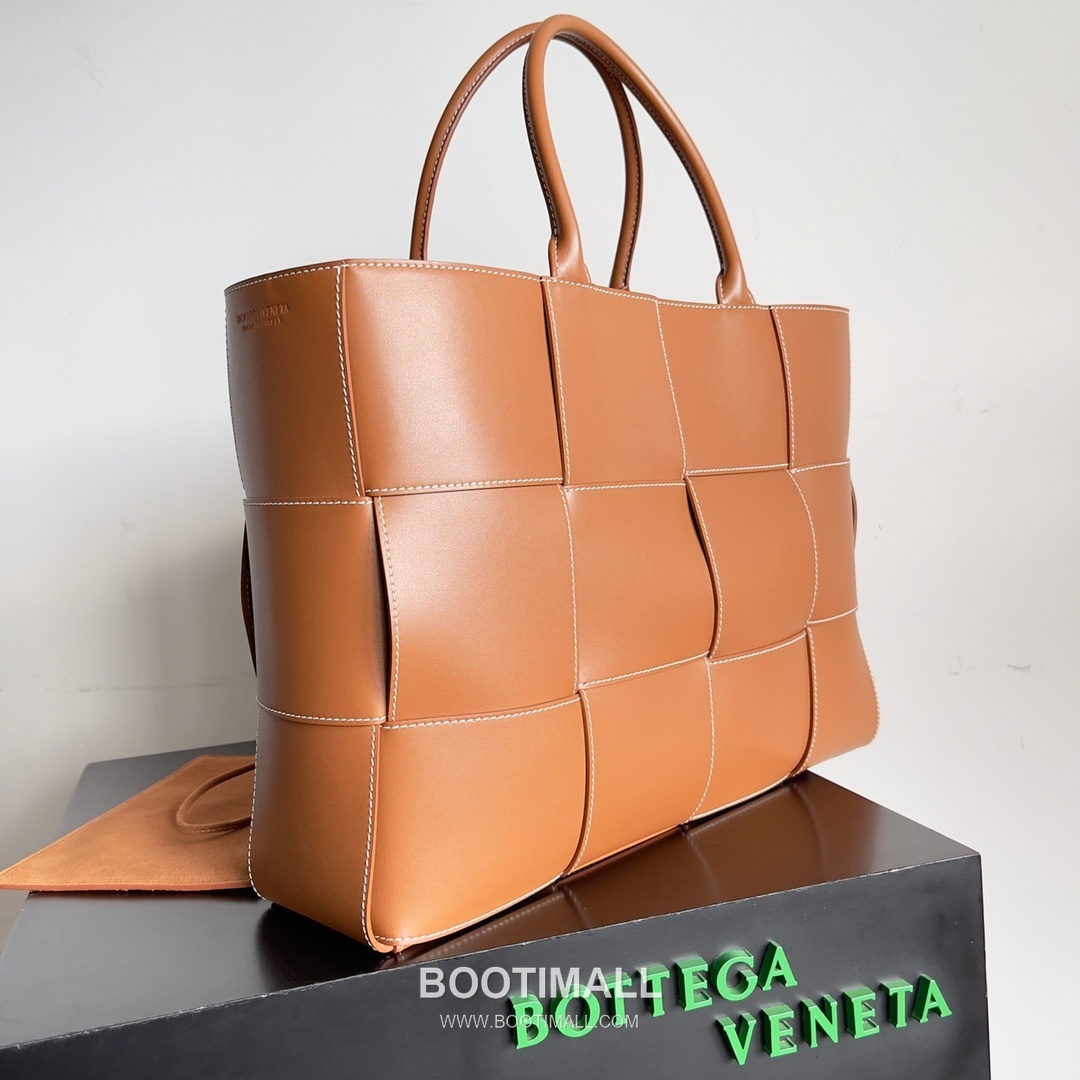Bottega Veneta Arco Intrecciato Calfskin Leather Tote Bag 보테가베네타 아르코 인트레치아토 카프스킨 토트백 47cm 3