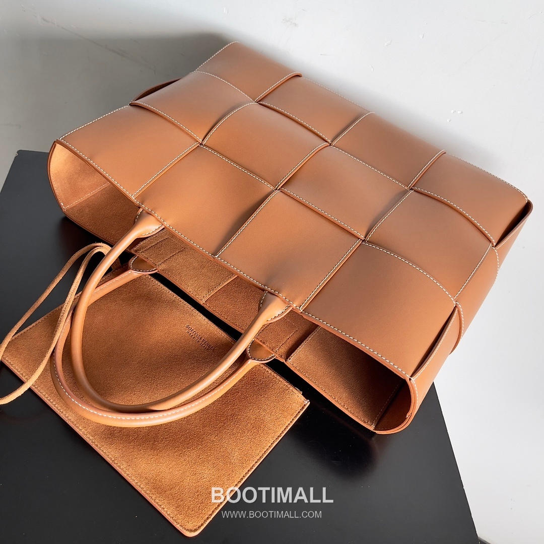 Bottega Veneta Arco Intrecciato Calfskin Leather Tote Bag 보테가베네타 아르코 인트레치아토 카프스킨 토트백 47cm 5