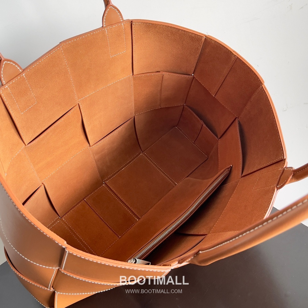 Bottega Veneta Arco Intrecciato Calfskin Leather Tote Bag 보테가베네타 아르코 인트레치아토 카프스킨 토트백 47cm 8