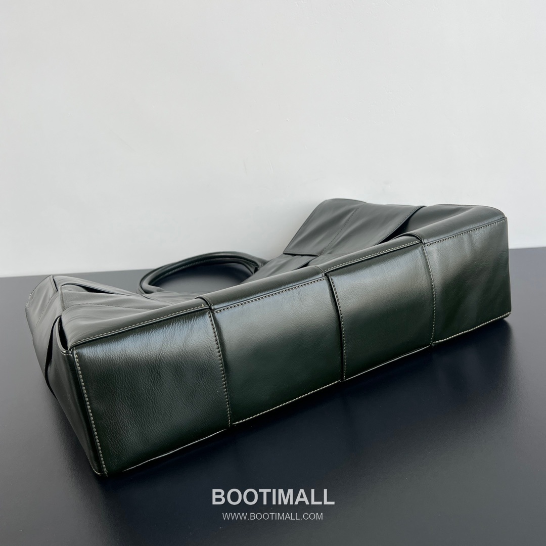 Bottega Veneta Arco Intrecciato Calfskin Leather Tote Bag 보테가베네타 아르코 인트레치아토 카프스킨 토트백 47cm 3