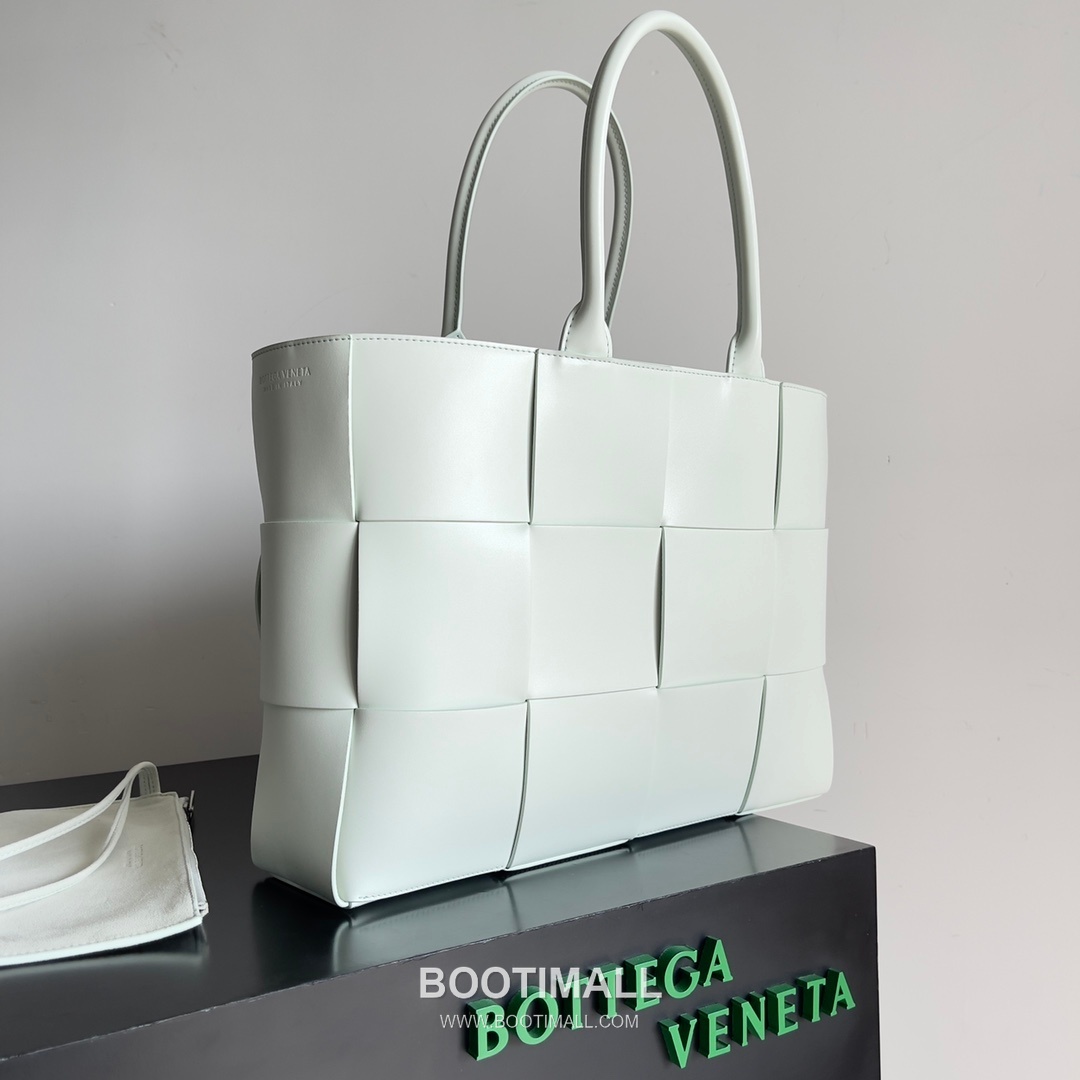 Bottega Veneta Arco Intrecciato Calfskin Leather Tote Bag 보테가베네타 아르코 인트레치아토 카프스킨 토트백 38cm 3