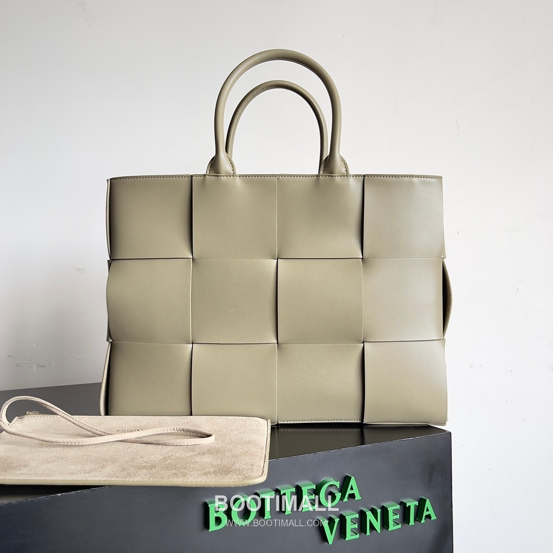 Bottega Veneta Arco Intrecciato Calfskin Leather Tote Bag 보테가베네타 아르코 인트레치아토 카프스킨 토트백 38cm 1