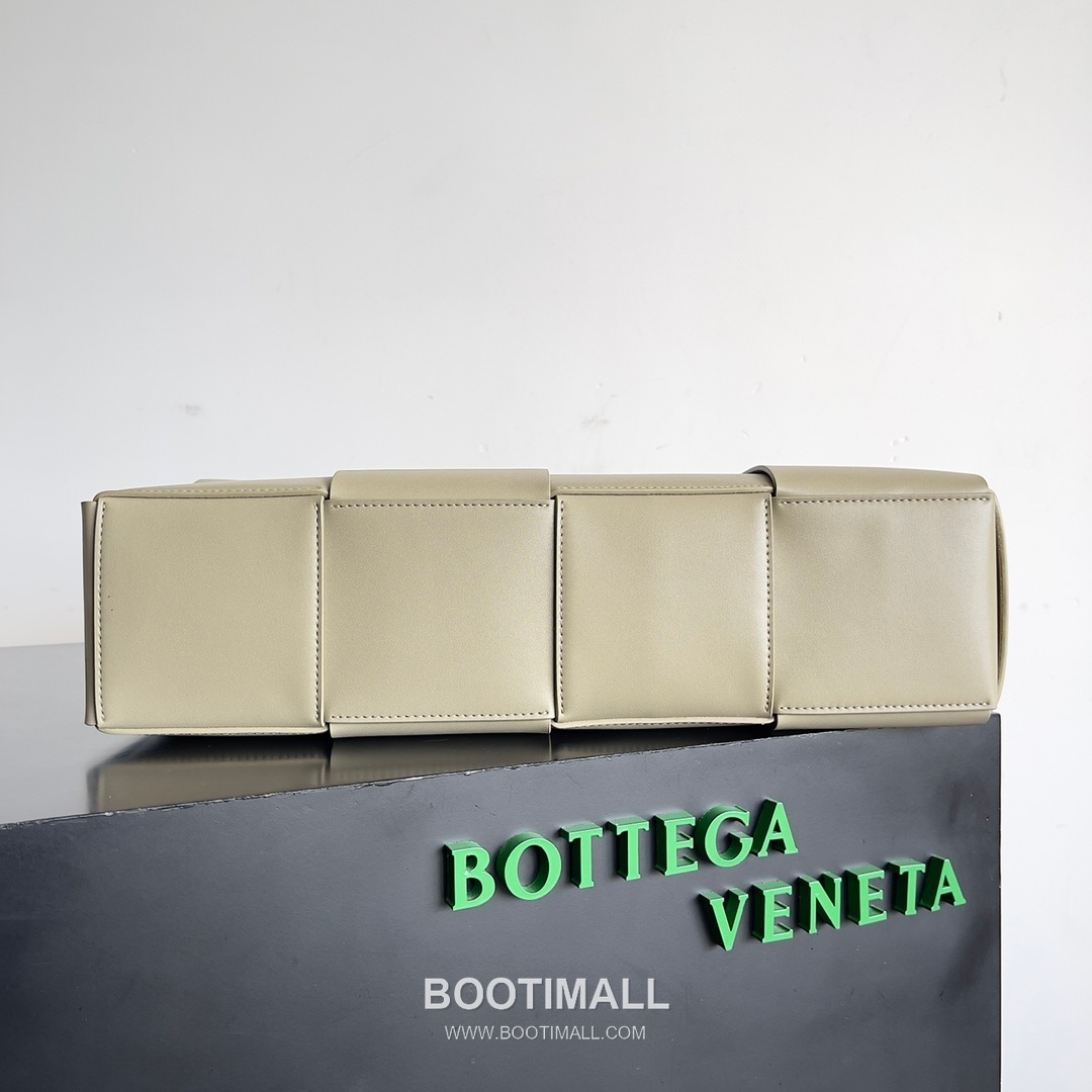 Bottega Veneta Arco Intrecciato Calfskin Leather Tote Bag 보테가베네타 아르코 인트레치아토 카프스킨 토트백 38cm 4