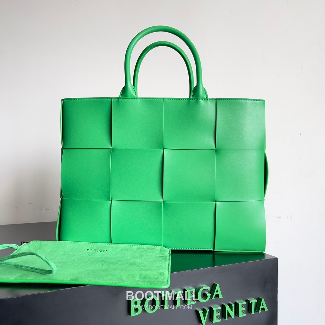 Bottega Veneta Arco Intrecciato Calfskin Leather Tote Bag 보테가베네타 아르코 인트레치아토 카프스킨 토트백 38cm 1