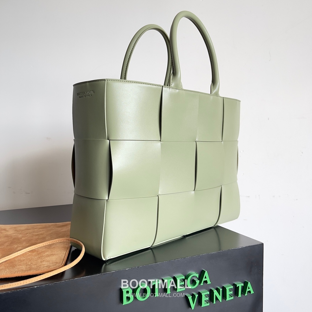 Bottega Veneta Arco Intrecciato Calfskin Leather Tote Bag 보테가베네타 아르코 인트레치아토 카프스킨 토트백 38cm 2
