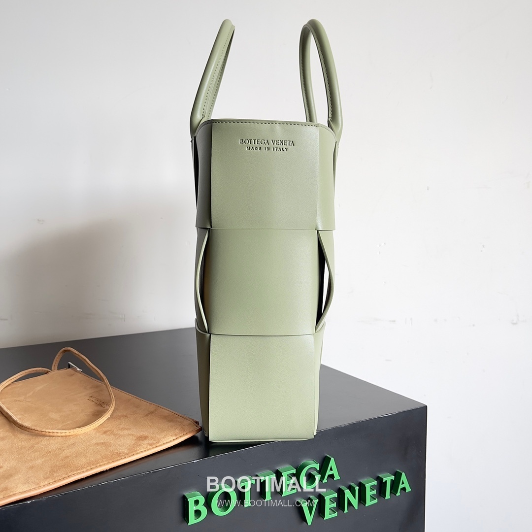 Bottega Veneta Arco Intrecciato Calfskin Leather Tote Bag 보테가베네타 아르코 인트레치아토 카프스킨 토트백 38cm 3