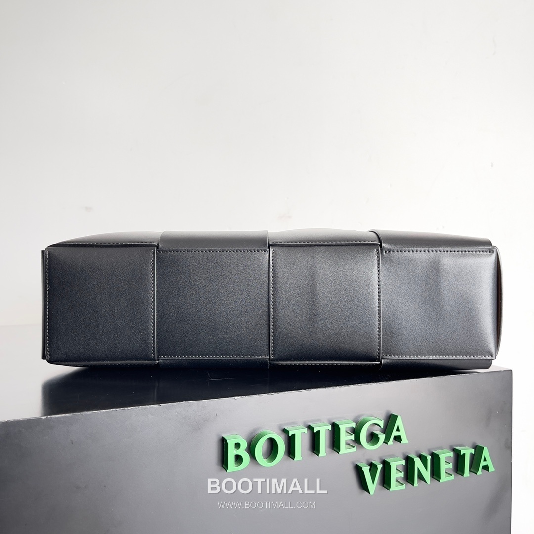 Bottega Veneta Arco Intrecciato Calfskin Leather Tote Bag 보테가베네타 아르코 인트레치아토 카프스킨 토트백 38cm 4