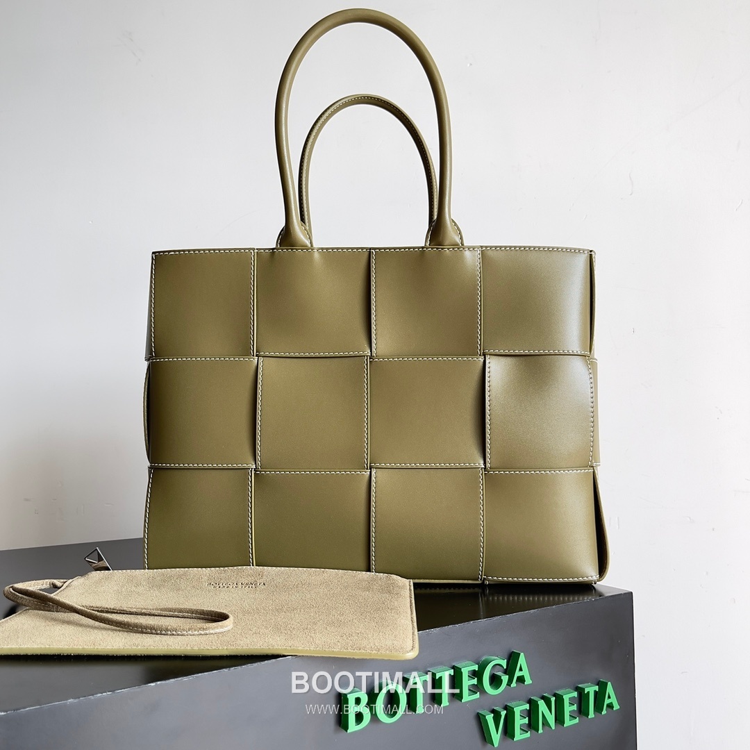 Bottega Veneta Arco Intrecciato Calfskin Leather Tote Bag 보테가베네타 아르코 인트레치아토 카프스킨 토트백 38cm 1