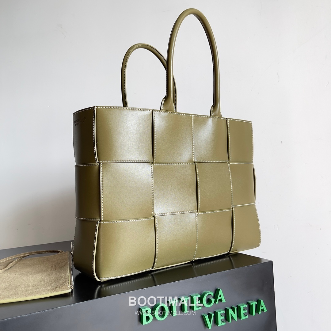 Bottega Veneta Arco Intrecciato Calfskin Leather Tote Bag 보테가베네타 아르코 인트레치아토 카프스킨 토트백 38cm 2