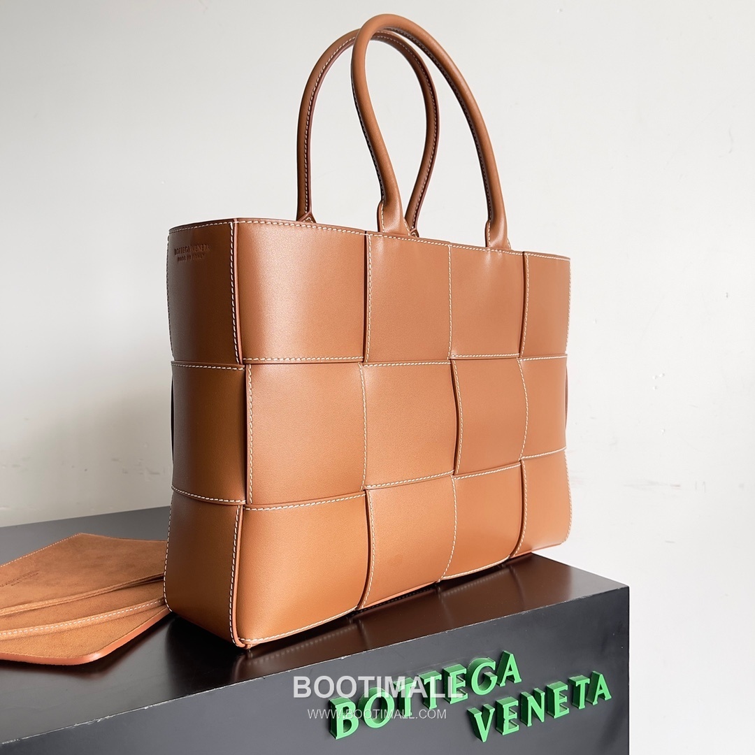 Bottega Veneta Arco Intrecciato Calfskin Leather Tote Bag 보테가베네타 아르코 인트레치아토 카프스킨 토트백 38cm 2