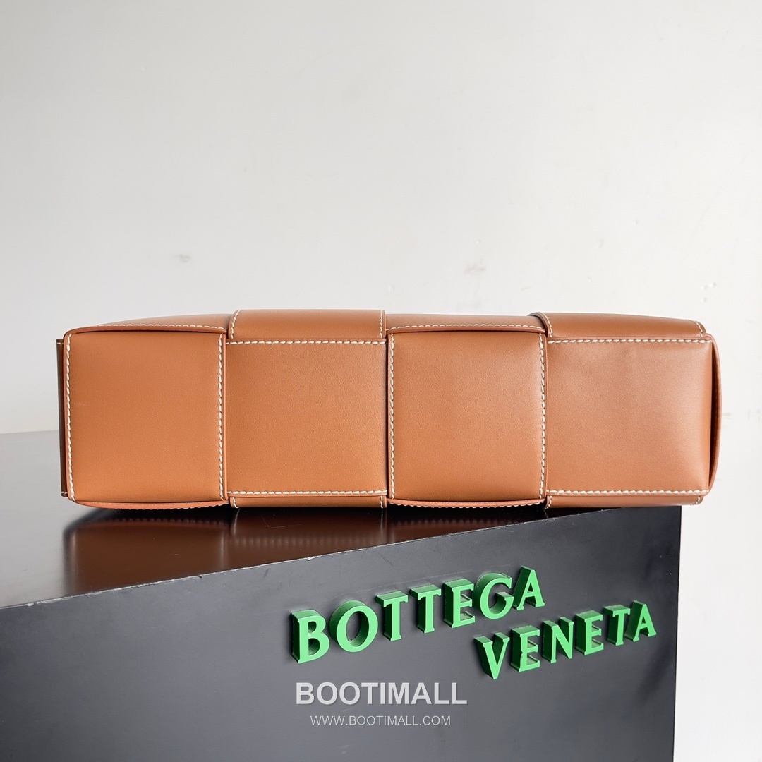 Bottega Veneta Arco Intrecciato Calfskin Leather Tote Bag 보테가베네타 아르코 인트레치아토 카프스킨 토트백 38cm 4