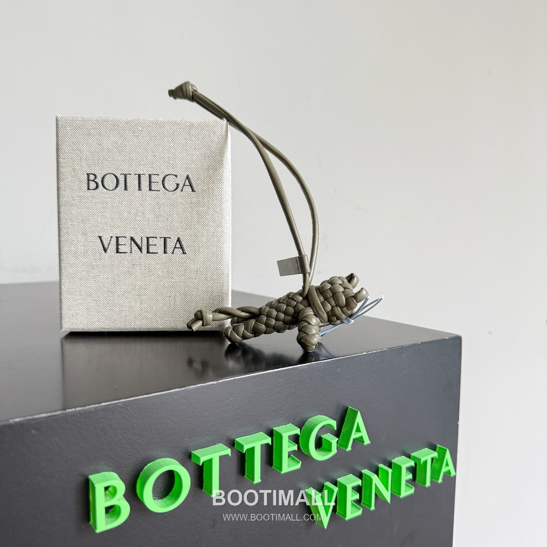 Bottega Veneta Intrecciato Leather Cat Charm 보테가 베네타 인트레치아토 레더 캣 참 1