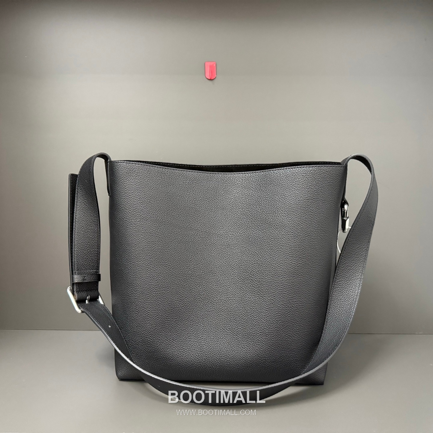 Louis Vuitton Verso Hobo Bag LV Touch Calfskin Leather 루이비통 베르소 호보 LV 터치 카프스킨 숄더백 33cm 2