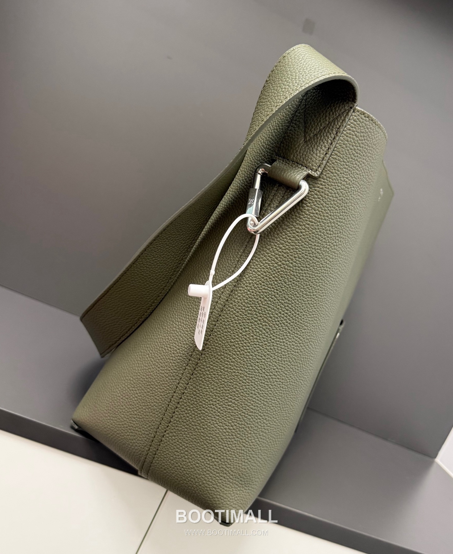 Louis Vuitton Verso Hobo Bag LV Touch Calfskin Leather 루이비통 베르소 호보 LV 터치 카프스킨 숄더백 33cm 5