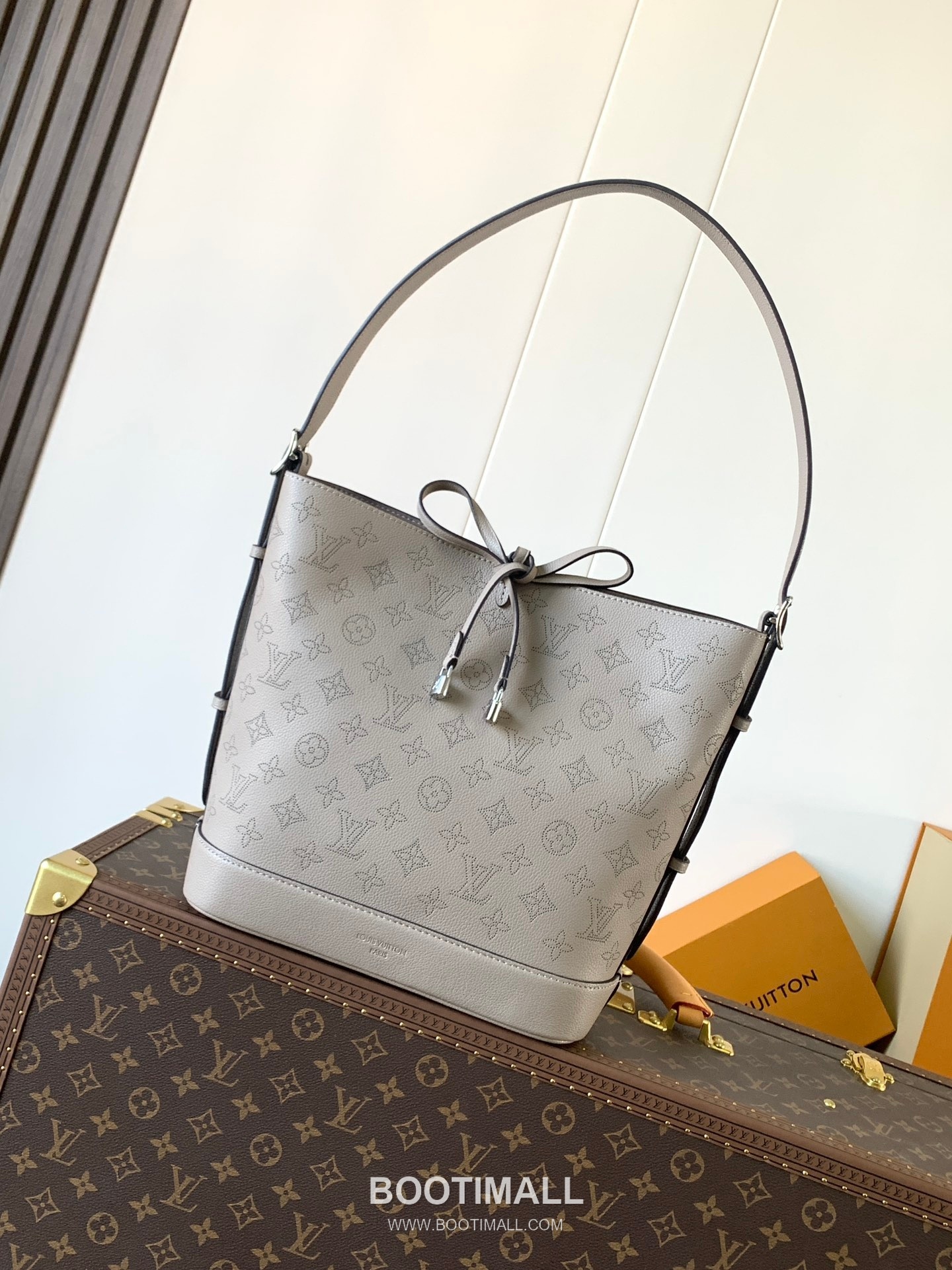 Louis Vuitton Flore Perforated Monogram Calfskin Shoulder Bag 루이비통 플로르 퍼포레이티드 모노그램 카프스킨 숄더백 28cm 2