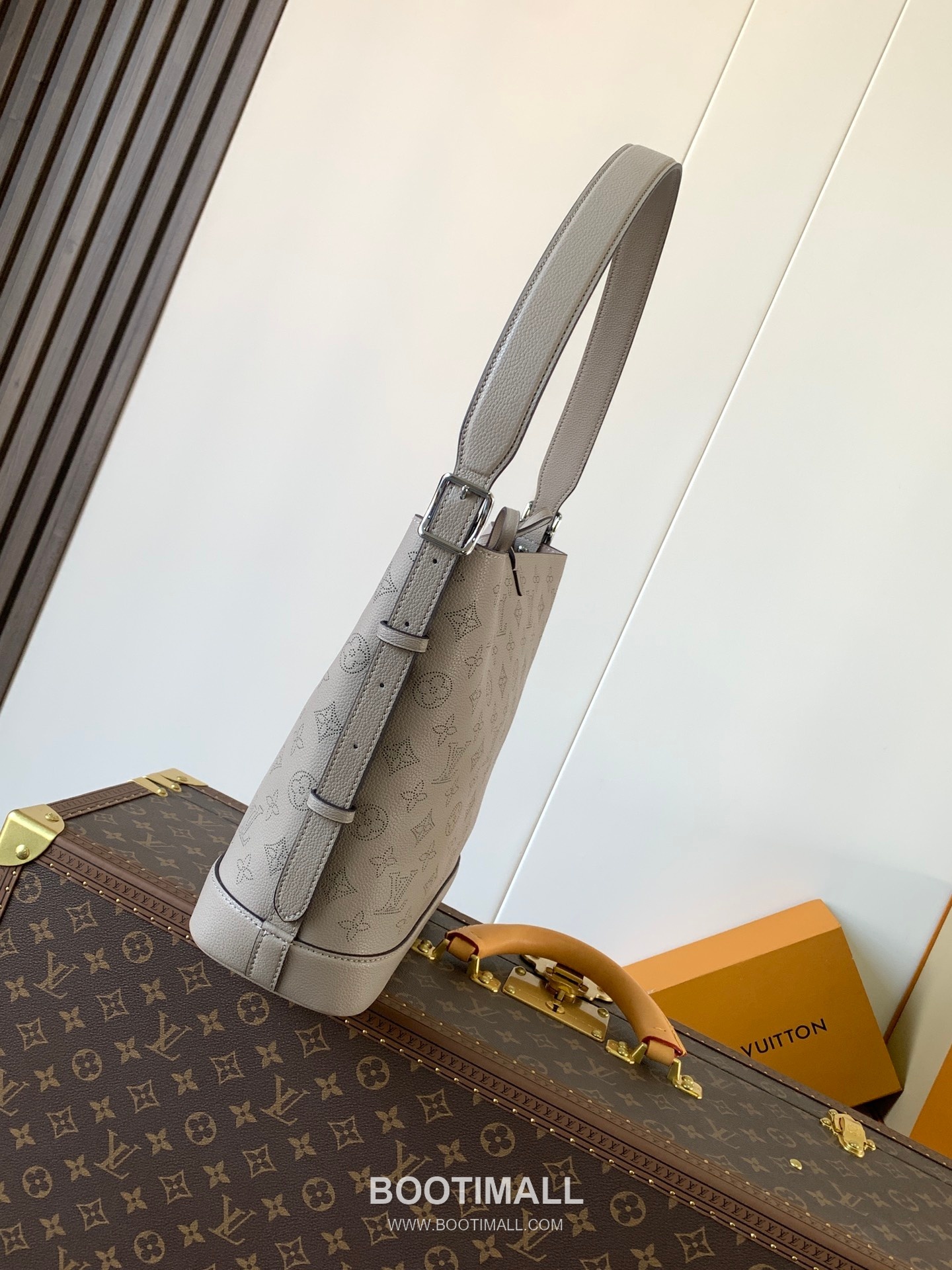 Louis Vuitton Flore Perforated Monogram Calfskin Shoulder Bag 루이비통 플로르 퍼포레이티드 모노그램 카프스킨 숄더백 28cm 3