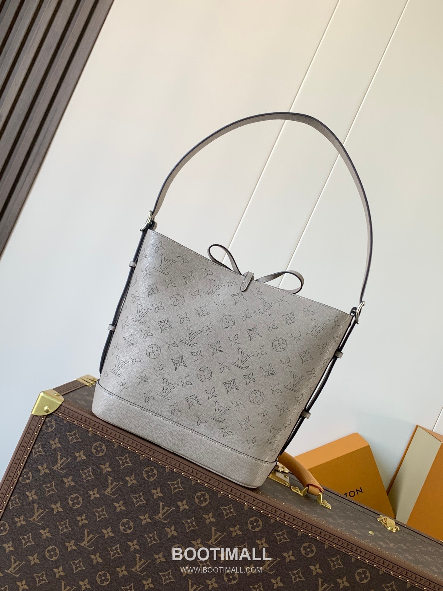 Louis Vuitton Flore Perforated Monogram Calfskin Shoulder Bag 루이비통 플로르 퍼포레이티드 모노그램 카프스킨 숄더백 28cm 4