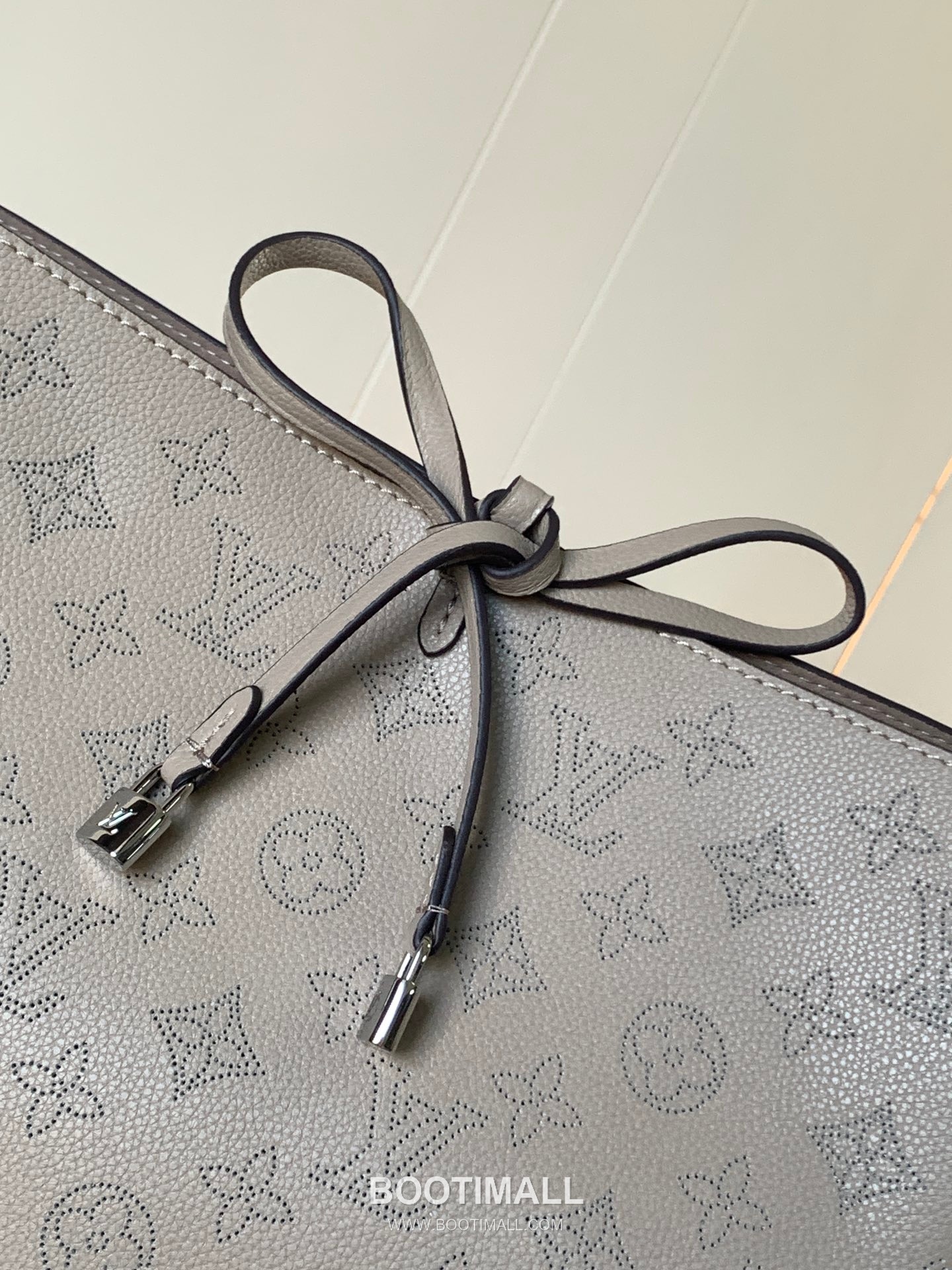 Louis Vuitton Flore Perforated Monogram Calfskin Shoulder Bag 루이비통 플로르 퍼포레이티드 모노그램 카프스킨 숄더백 28cm 7