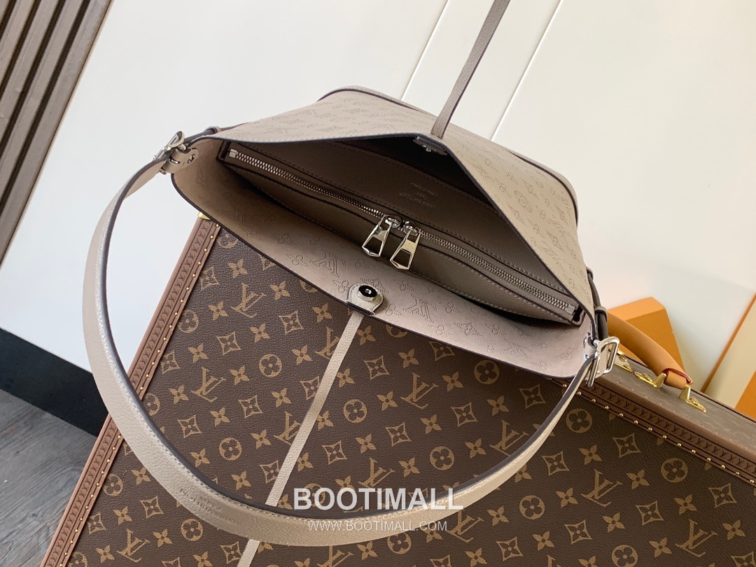 Louis Vuitton Flore Perforated Monogram Calfskin Shoulder Bag 루이비통 플로르 퍼포레이티드 모노그램 카프스킨 숄더백 28cm 9