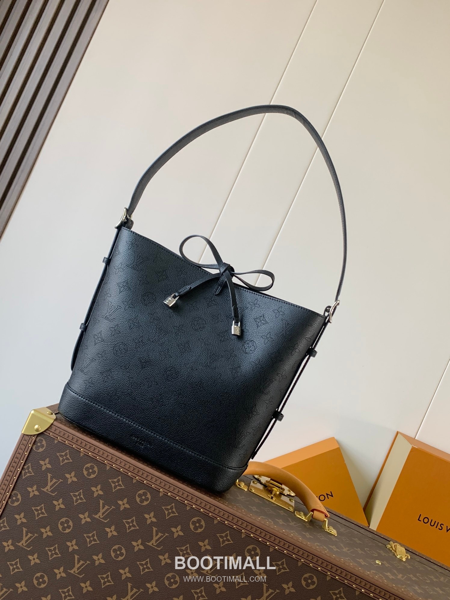 Louis Vuitton Flore Perforated Monogram Calfskin Shoulder Bag 루이비통 플로르 퍼포레이티드 모노그램 카프스킨 숄더백 28cm 2