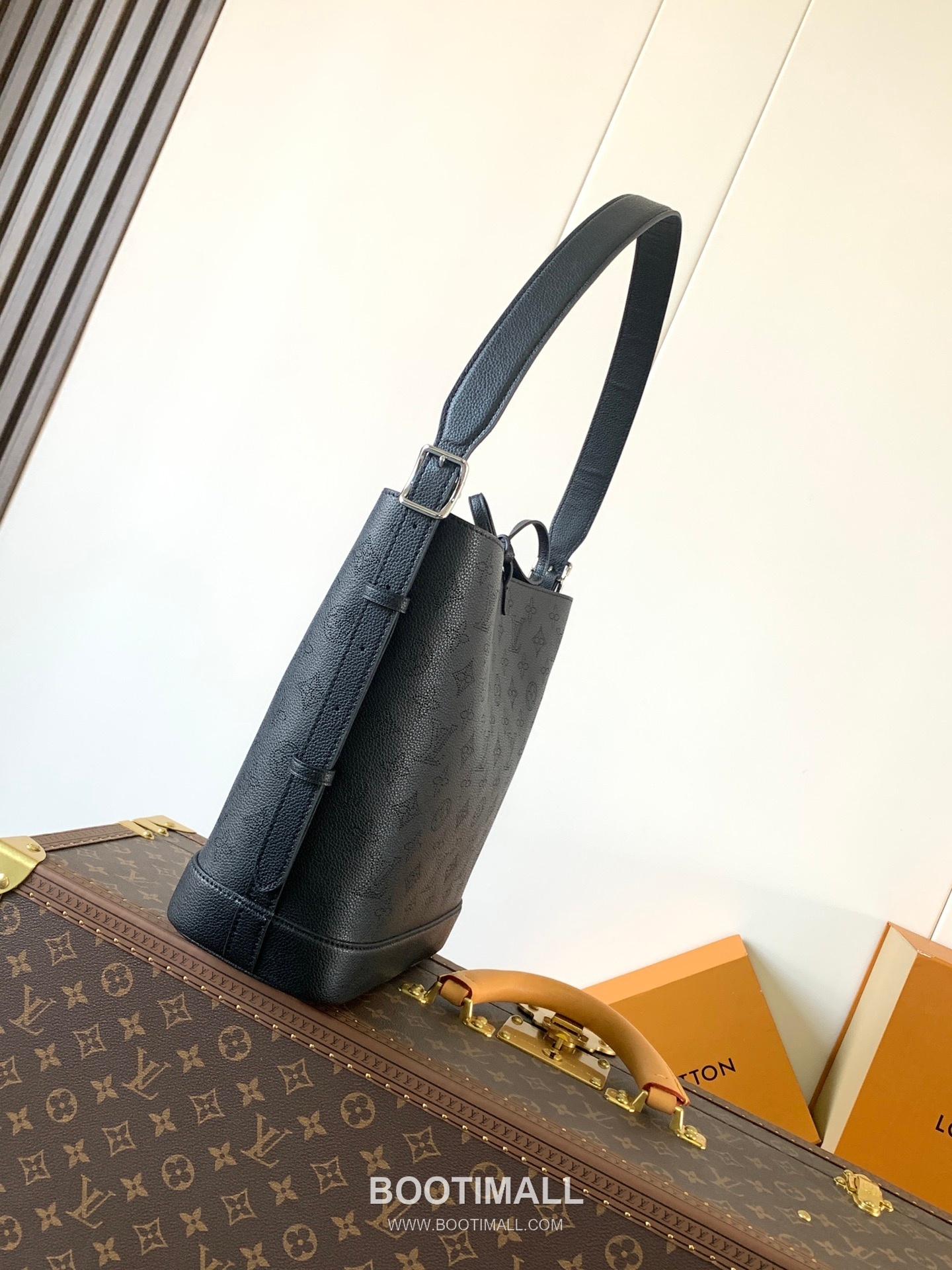 Louis Vuitton Flore Perforated Monogram Calfskin Shoulder Bag 루이비통 플로르 퍼포레이티드 모노그램 카프스킨 숄더백 28cm 3