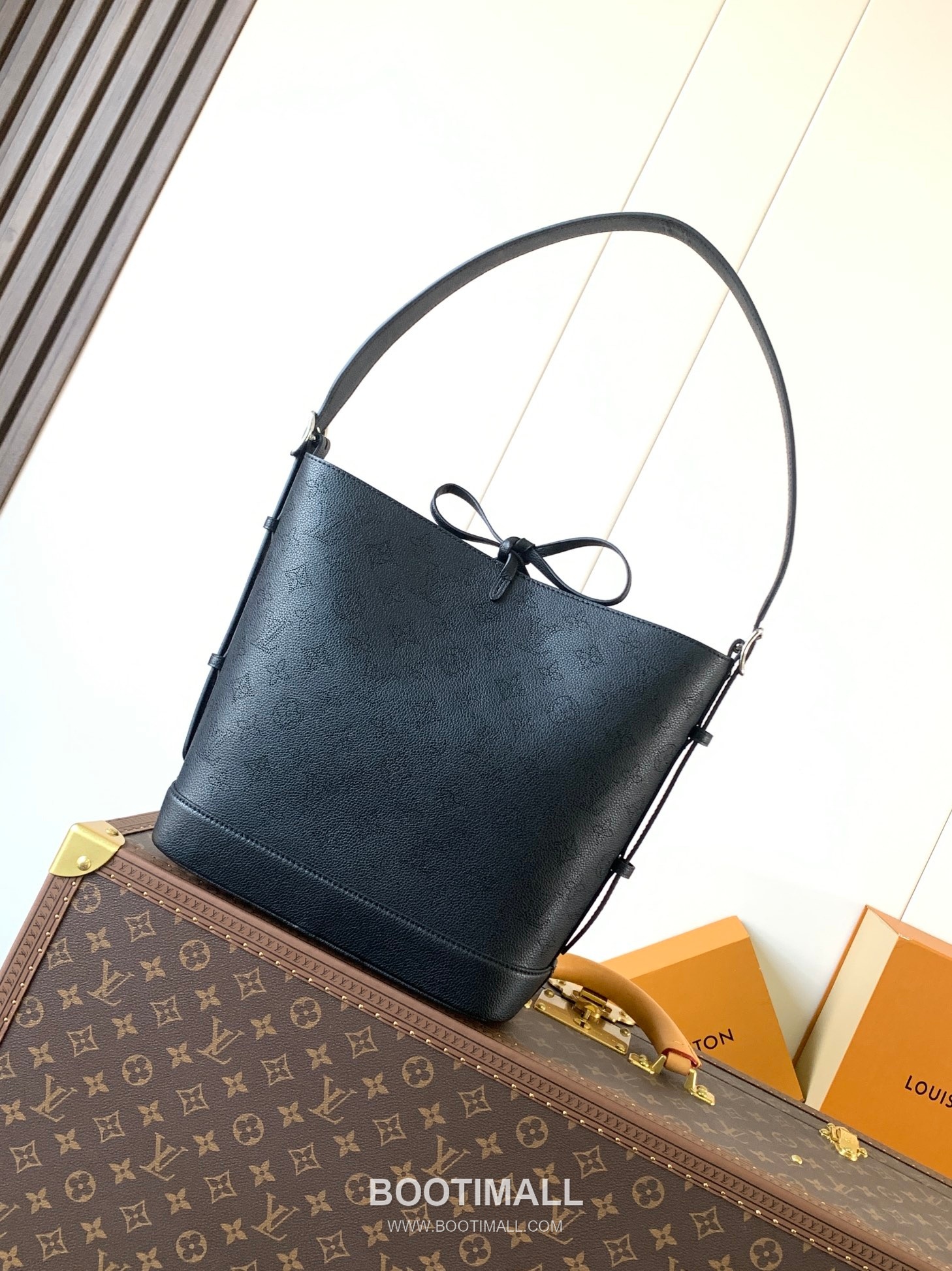 Louis Vuitton Flore Perforated Monogram Calfskin Shoulder Bag 루이비통 플로르 퍼포레이티드 모노그램 카프스킨 숄더백 28cm 4
