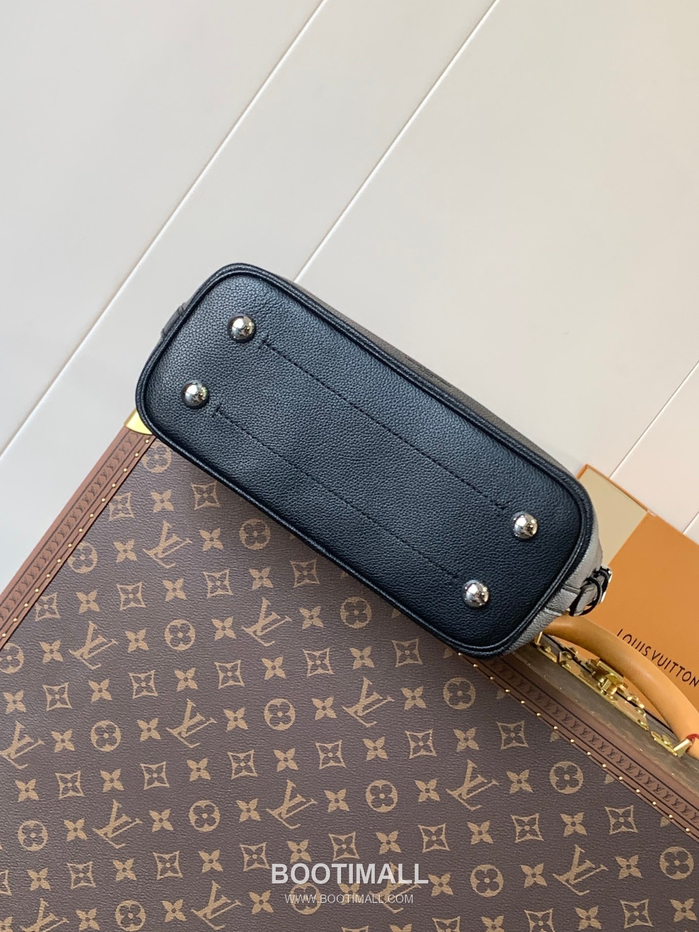 Louis Vuitton Flore Perforated Monogram Calfskin Shoulder Bag 루이비통 플로르 퍼포레이티드 모노그램 카프스킨 숄더백 28cm 5