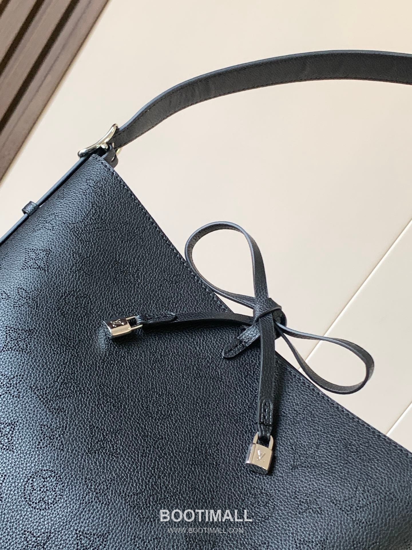 Louis Vuitton Flore Perforated Monogram Calfskin Shoulder Bag 루이비통 플로르 퍼포레이티드 모노그램 카프스킨 숄더백 28cm 7