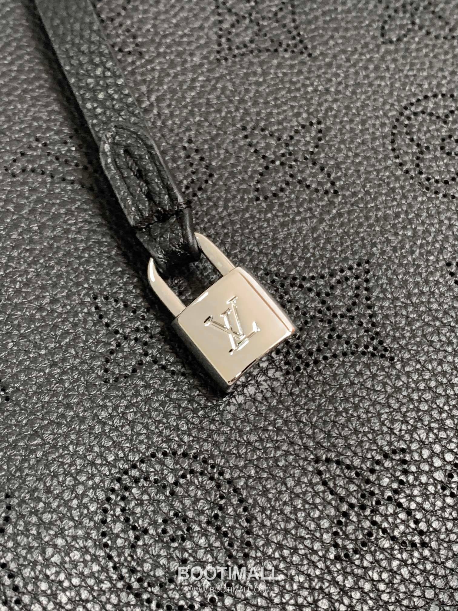 Louis Vuitton Flore Perforated Monogram Calfskin Shoulder Bag 루이비통 플로르 퍼포레이티드 모노그램 카프스킨 숄더백 28cm 8