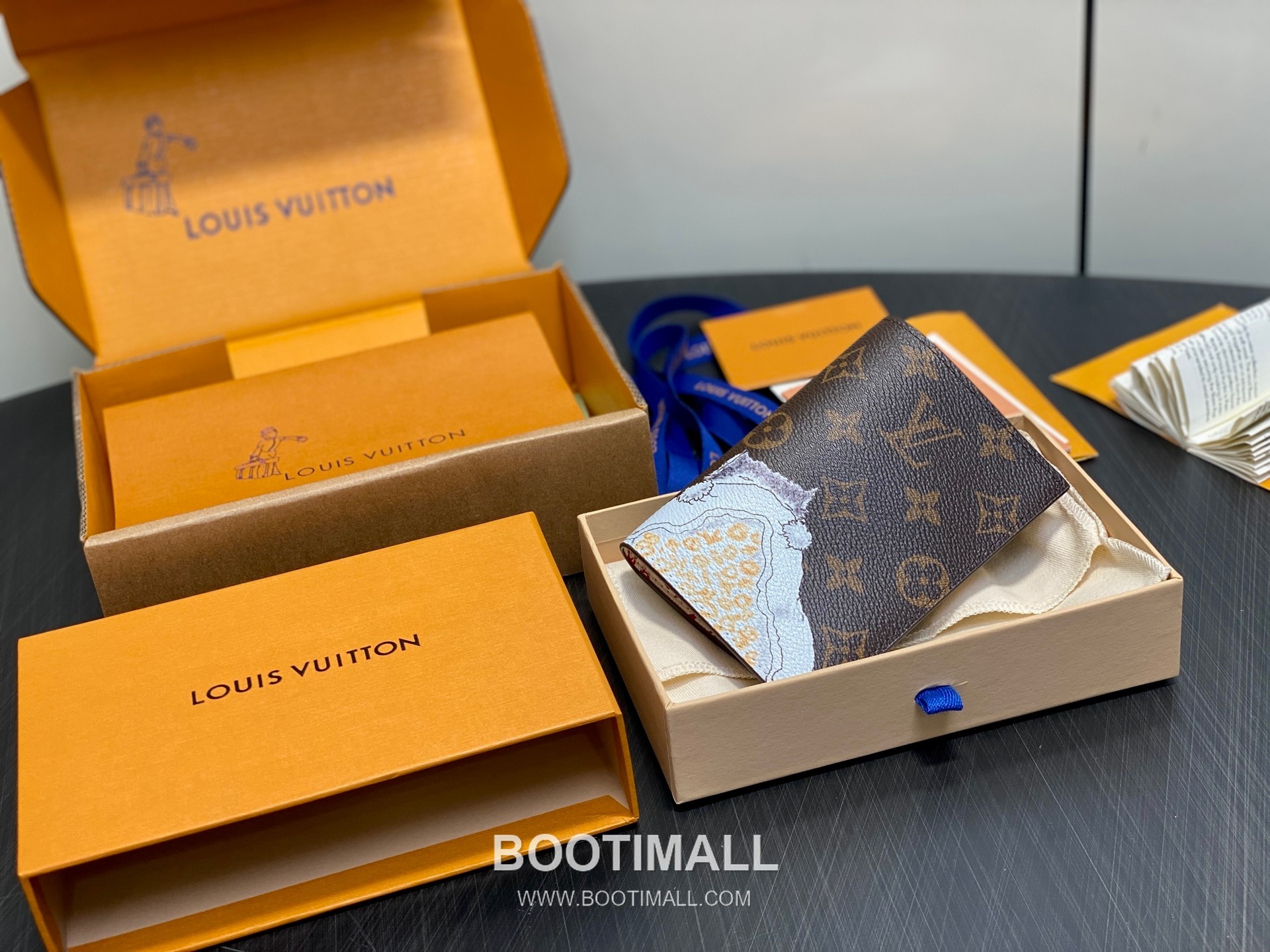 Louis Vuitton Passport Cover Monogram Canvas Grace Coddington Illustration 루이비통 모노그램 캔버스 M25753 여권 케이스 14cm 1