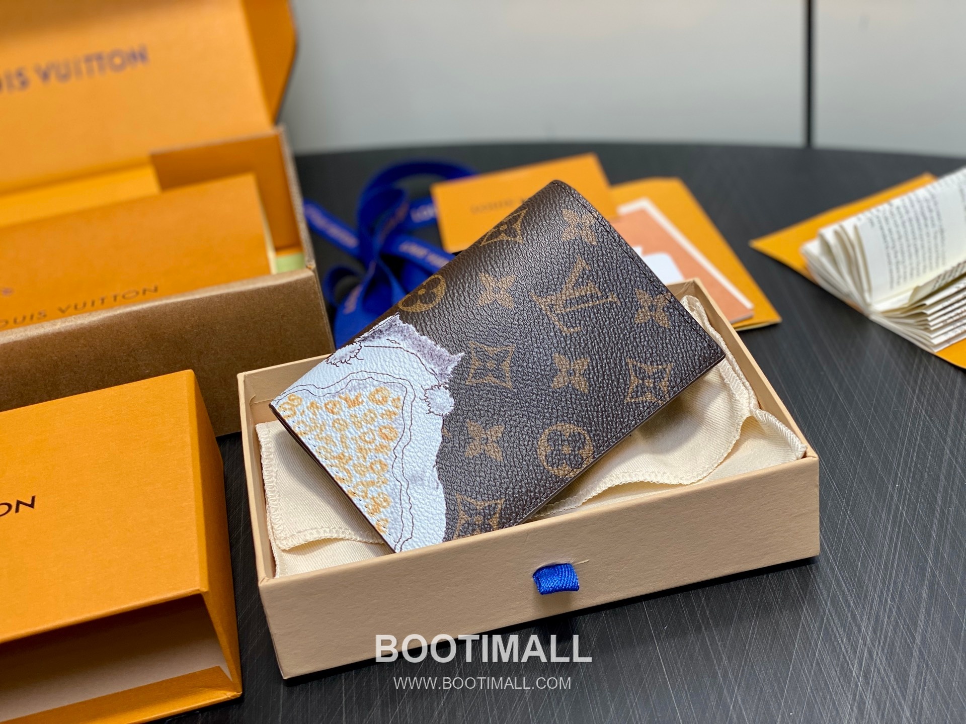 Louis Vuitton Passport Cover Monogram Canvas Grace Coddington Illustration 루이비통 모노그램 캔버스 M25753 여권 케이스 14cm 2