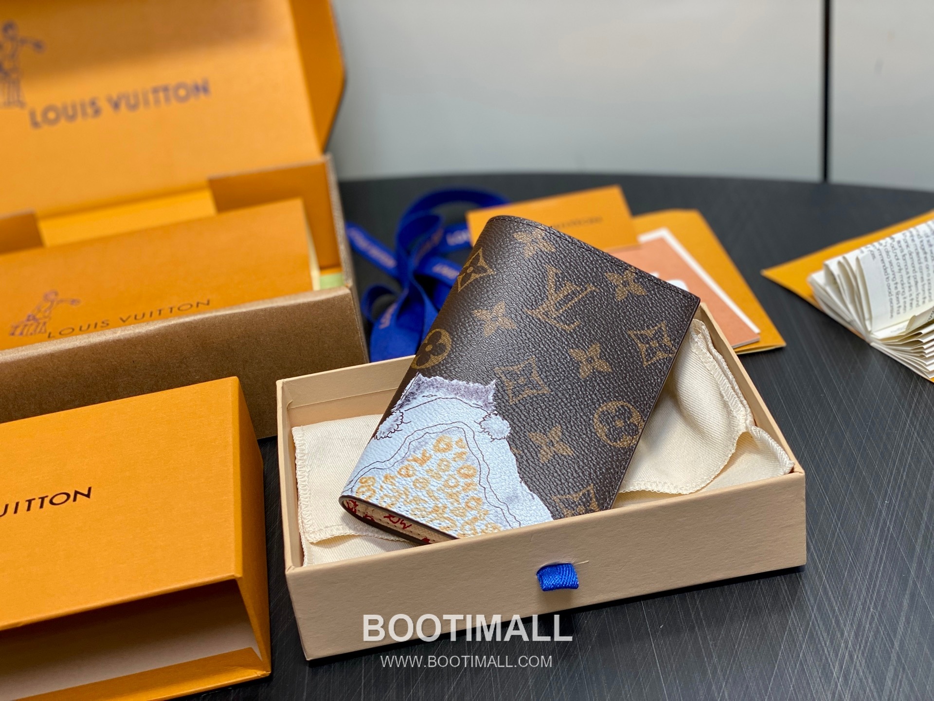 Louis Vuitton Passport Cover Monogram Canvas Grace Coddington Illustration 루이비통 모노그램 캔버스 M25753 여권 케이스 14cm 3