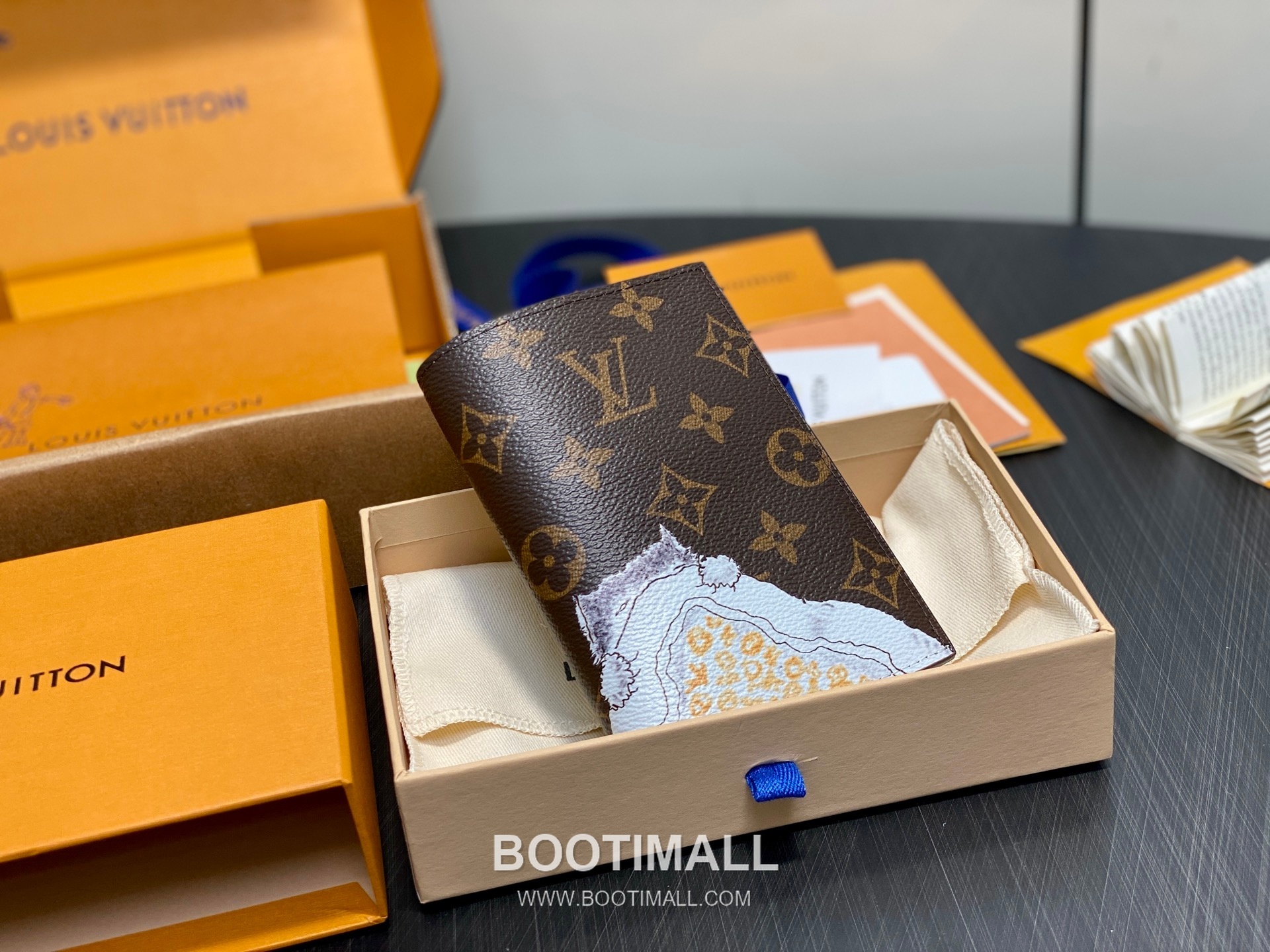 Louis Vuitton Passport Cover Monogram Canvas Grace Coddington Illustration 루이비통 모노그램 캔버스 M25753 여권 케이스 14cm 4