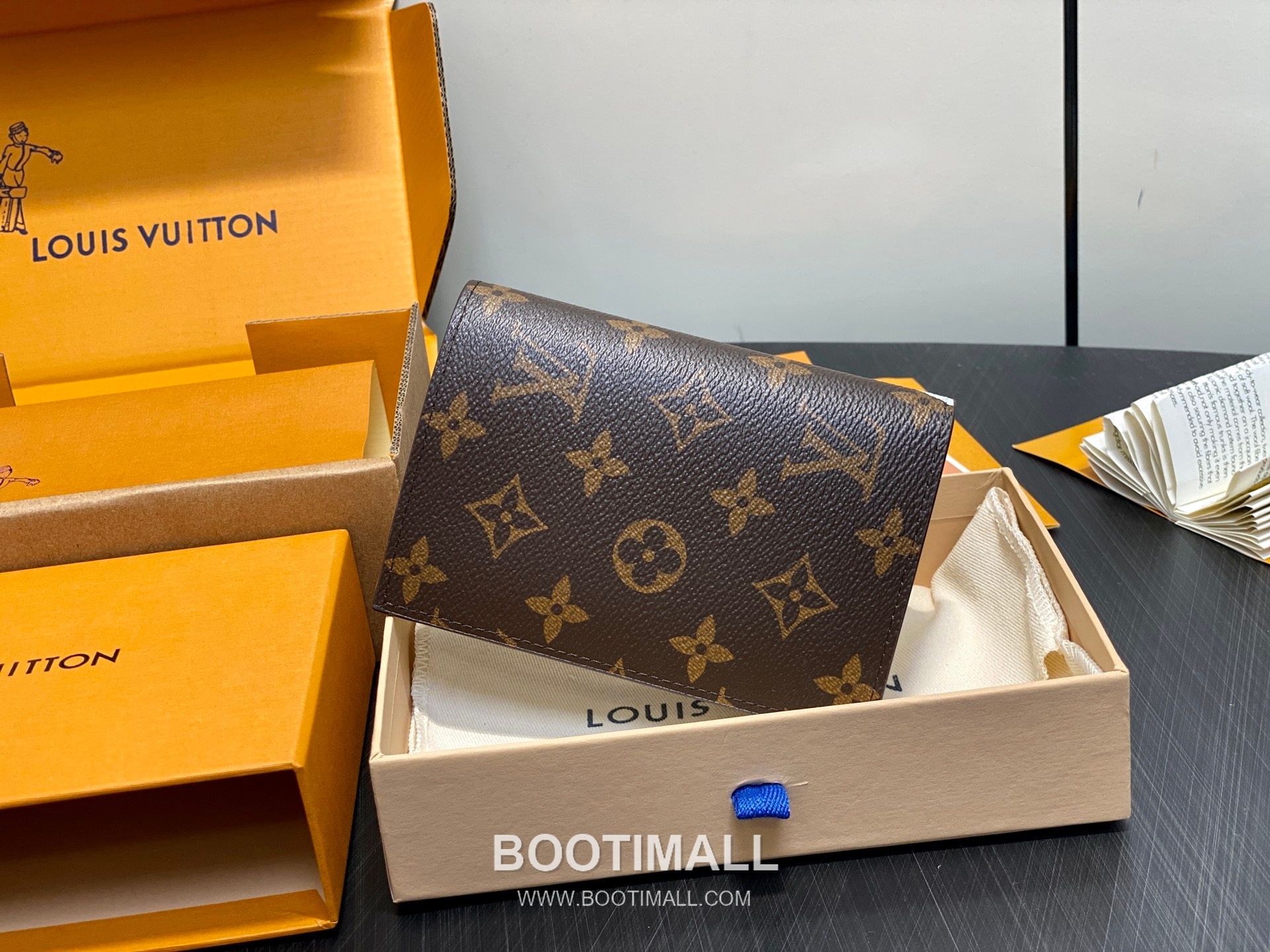 Louis Vuitton Passport Cover Monogram Canvas Grace Coddington Illustration 루이비통 모노그램 캔버스 M25753 여권 케이스 14cm 5