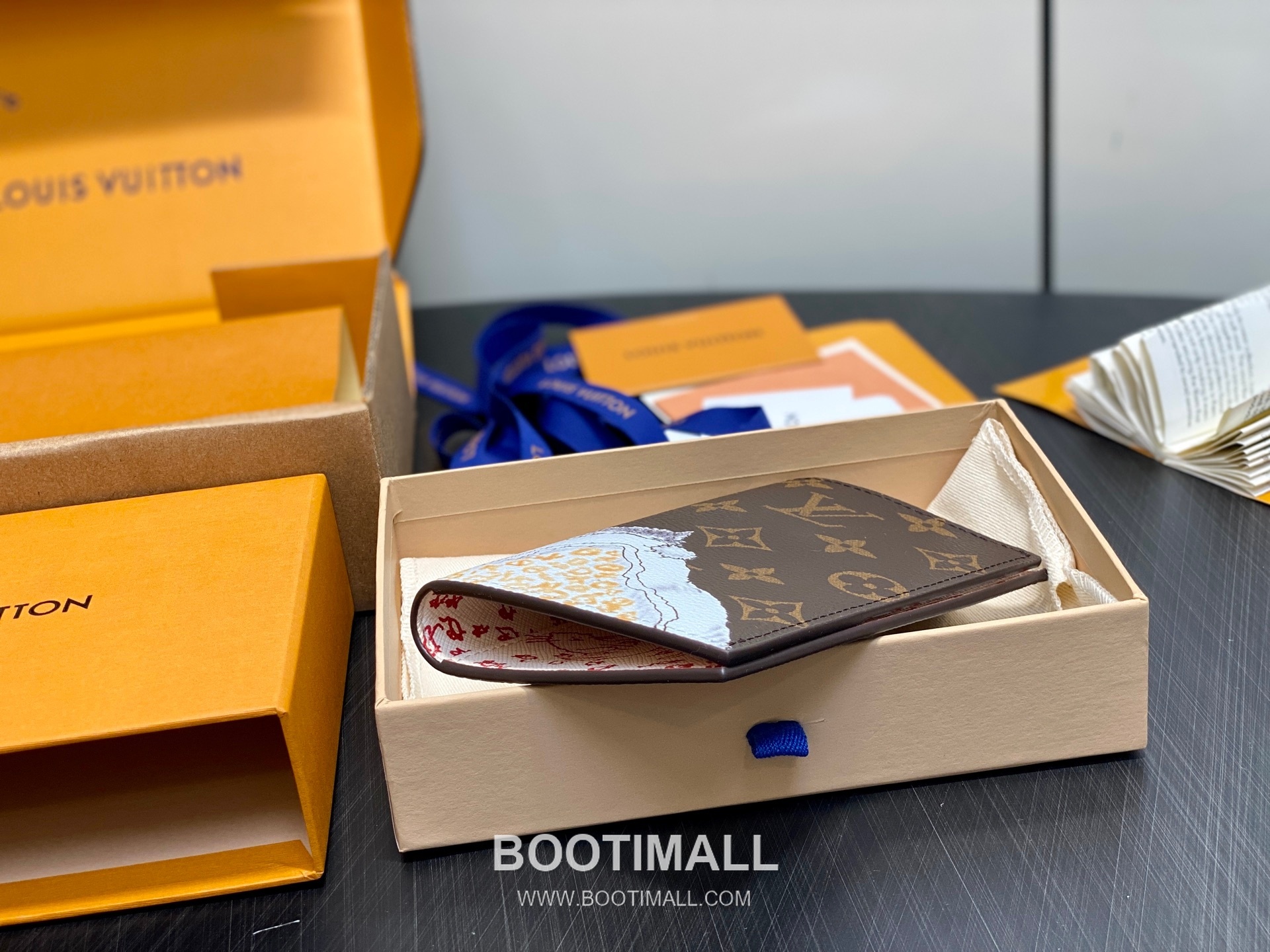 Louis Vuitton Passport Cover Monogram Canvas Grace Coddington Illustration 루이비통 모노그램 캔버스 M25753 여권 케이스 14cm 6