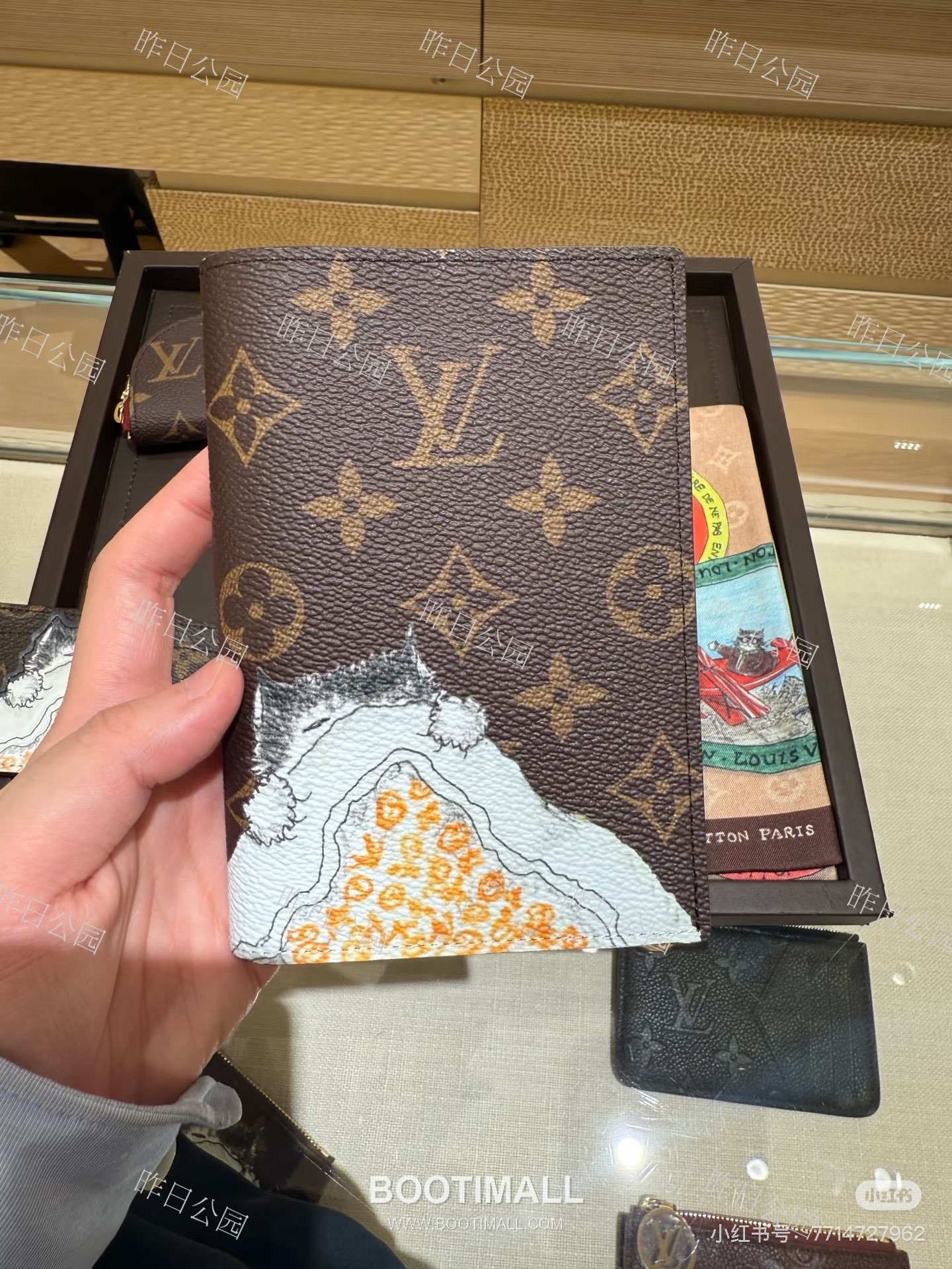 Louis Vuitton Passport Cover Monogram Canvas Grace Coddington Illustration 루이비통 모노그램 캔버스 M25753 여권 케이스 14cm 10