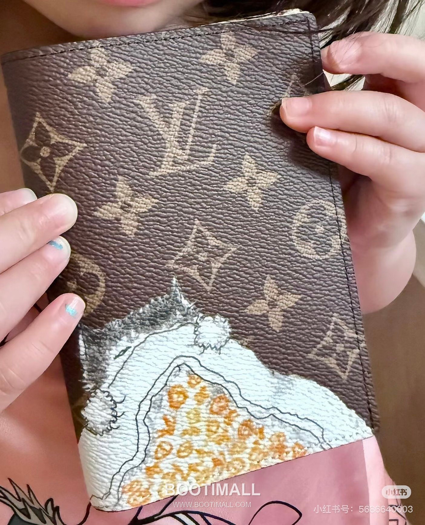 Louis Vuitton Passport Cover Monogram Canvas Grace Coddington Illustration 루이비통 모노그램 캔버스 M25753 여권 케이스 14cm 12