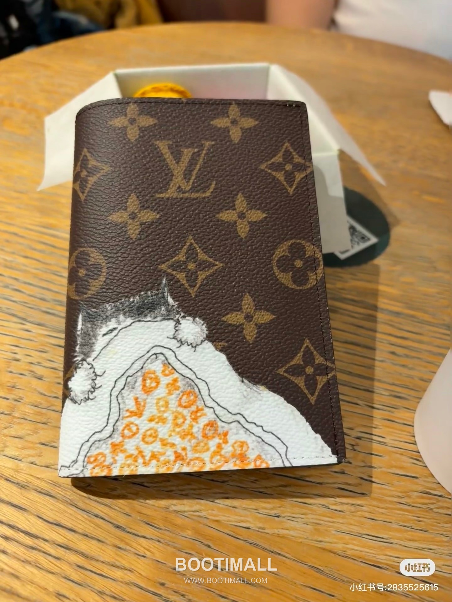 Louis Vuitton Passport Cover Monogram Canvas Grace Coddington Illustration 루이비통 모노그램 캔버스 M25753 여권 케이스 14cm 13