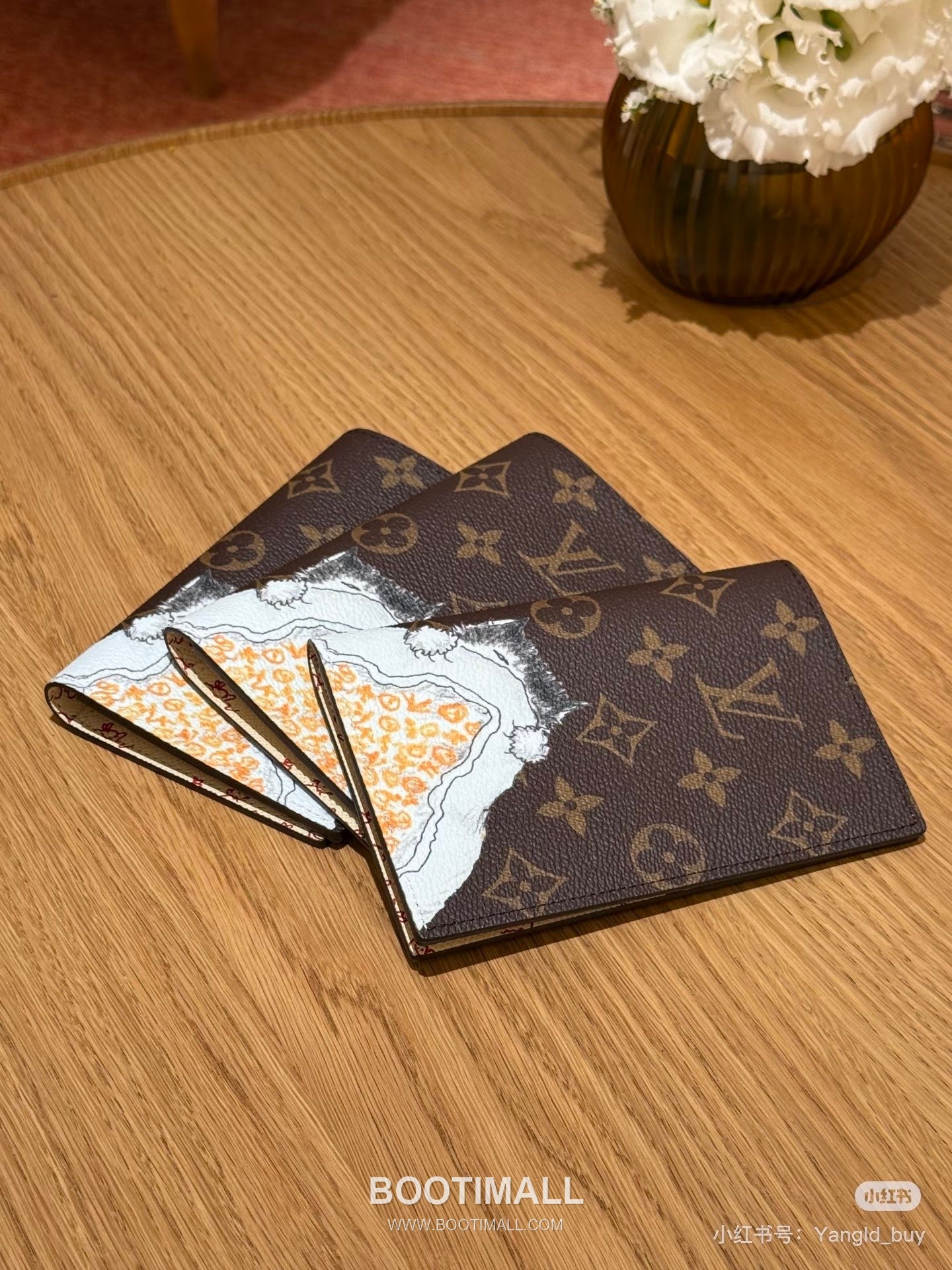 Louis Vuitton Passport Cover Monogram Canvas Grace Coddington Illustration 루이비통 모노그램 캔버스 M25753 여권 케이스 14cm 14