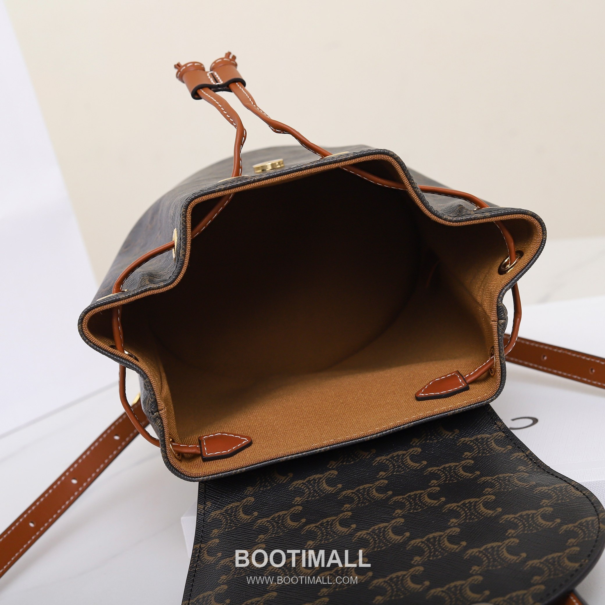 Celine Bonnie Triomphe Flap 118702 Italian Cowhide Backpack 셀린느 보니 트리옹프 플랩 118702 이탈리아 소가죽 백팩 25cm 18