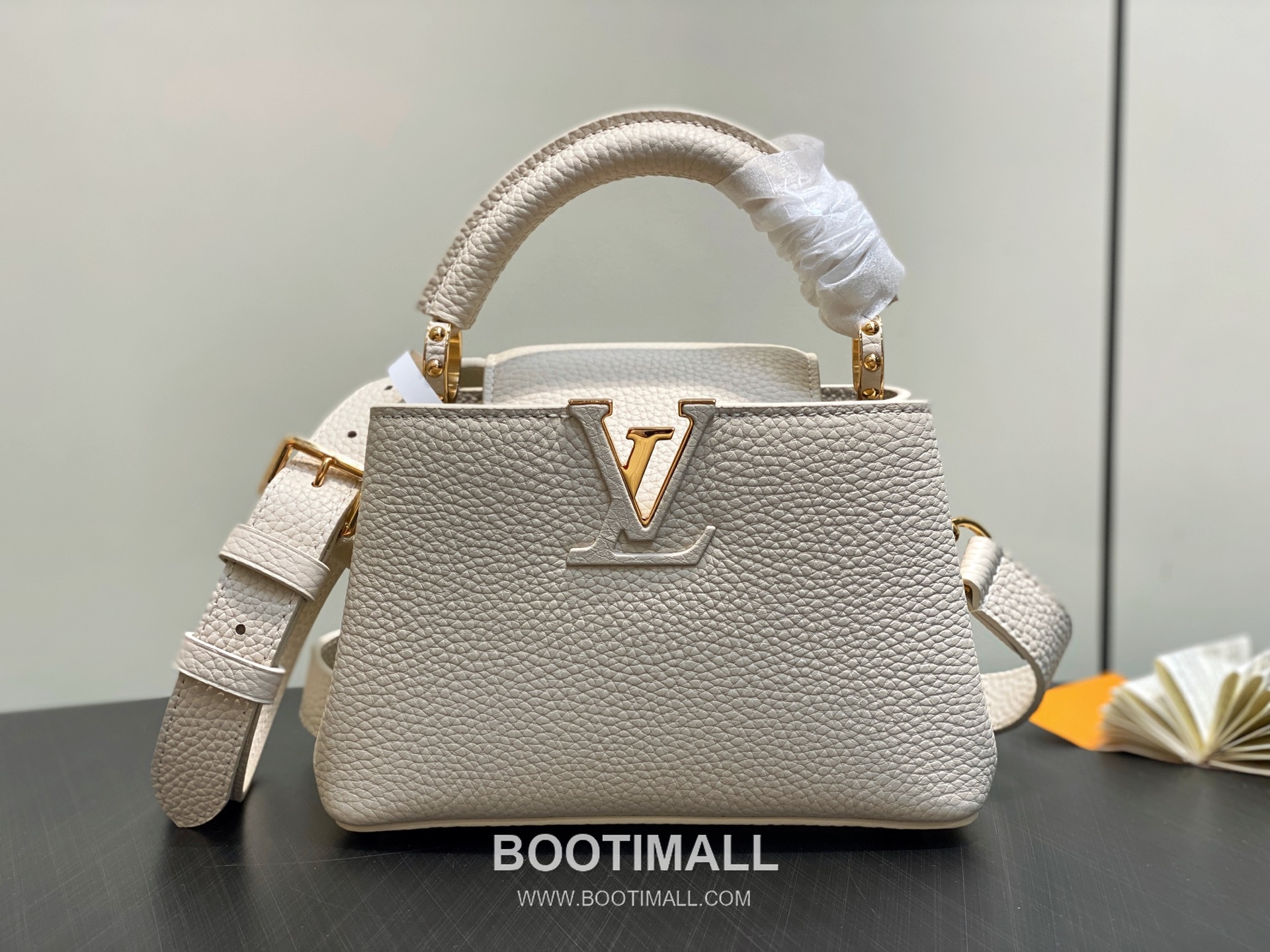 Louis Vuitton Capucines Mini Taurillon Leather Top Handle Bag M24545 루이비통 카퓌신 미니 토리용 레더 탑핸들백 21cm 1