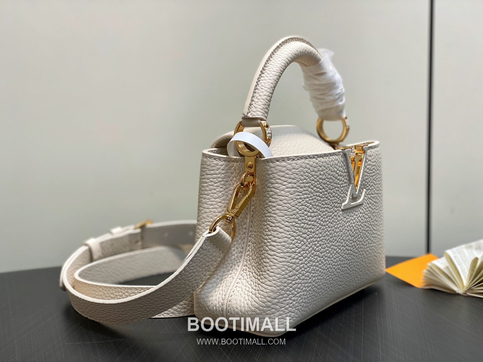 Louis Vuitton Capucines Mini Taurillon Leather Top Handle Bag M24545 루이비통 카퓌신 미니 토리용 레더 탑핸들백 21cm 2