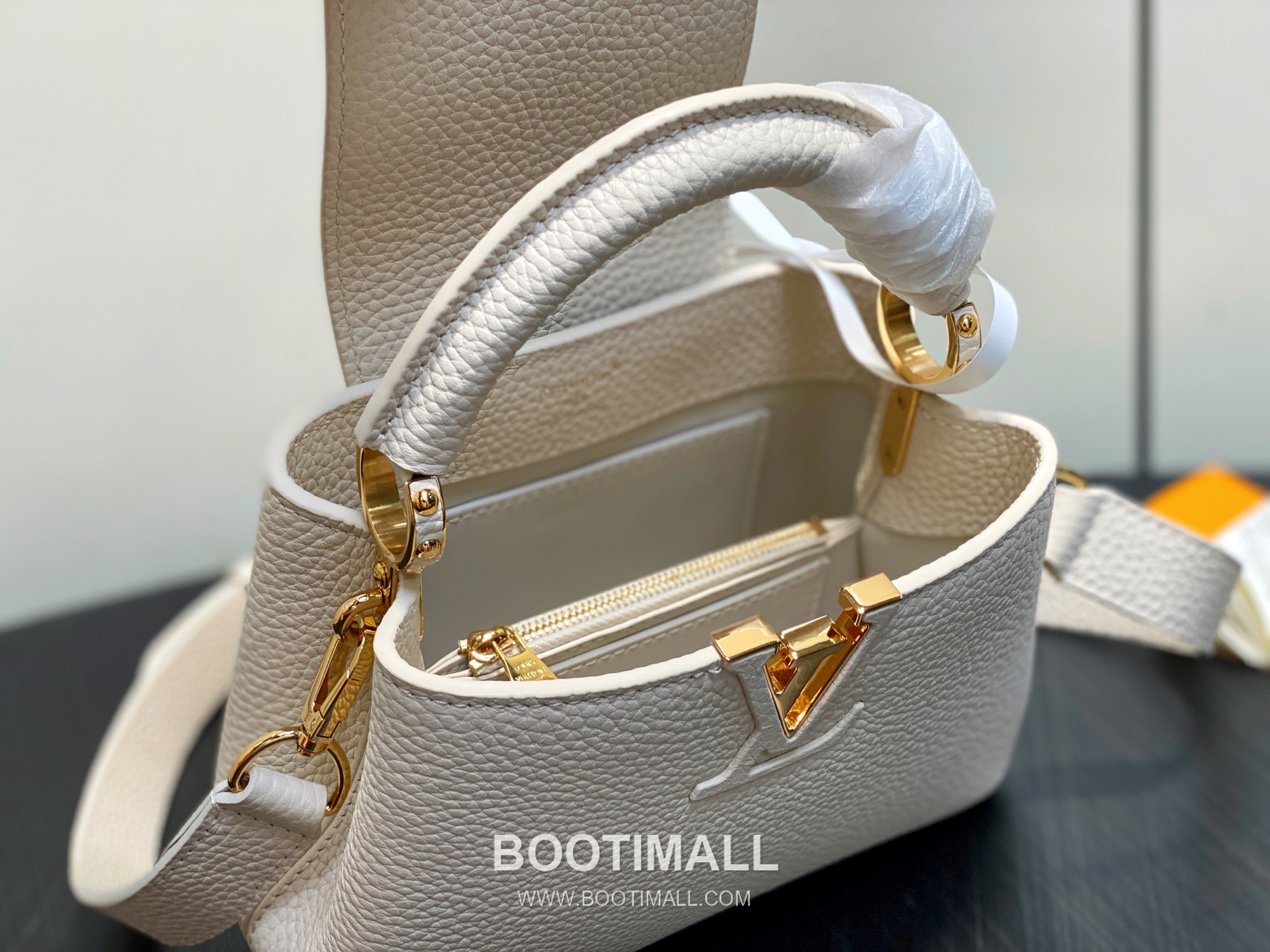 Louis Vuitton Capucines Mini Taurillon Leather Top Handle Bag M24545 루이비통 카퓌신 미니 토리용 레더 탑핸들백 21cm 9