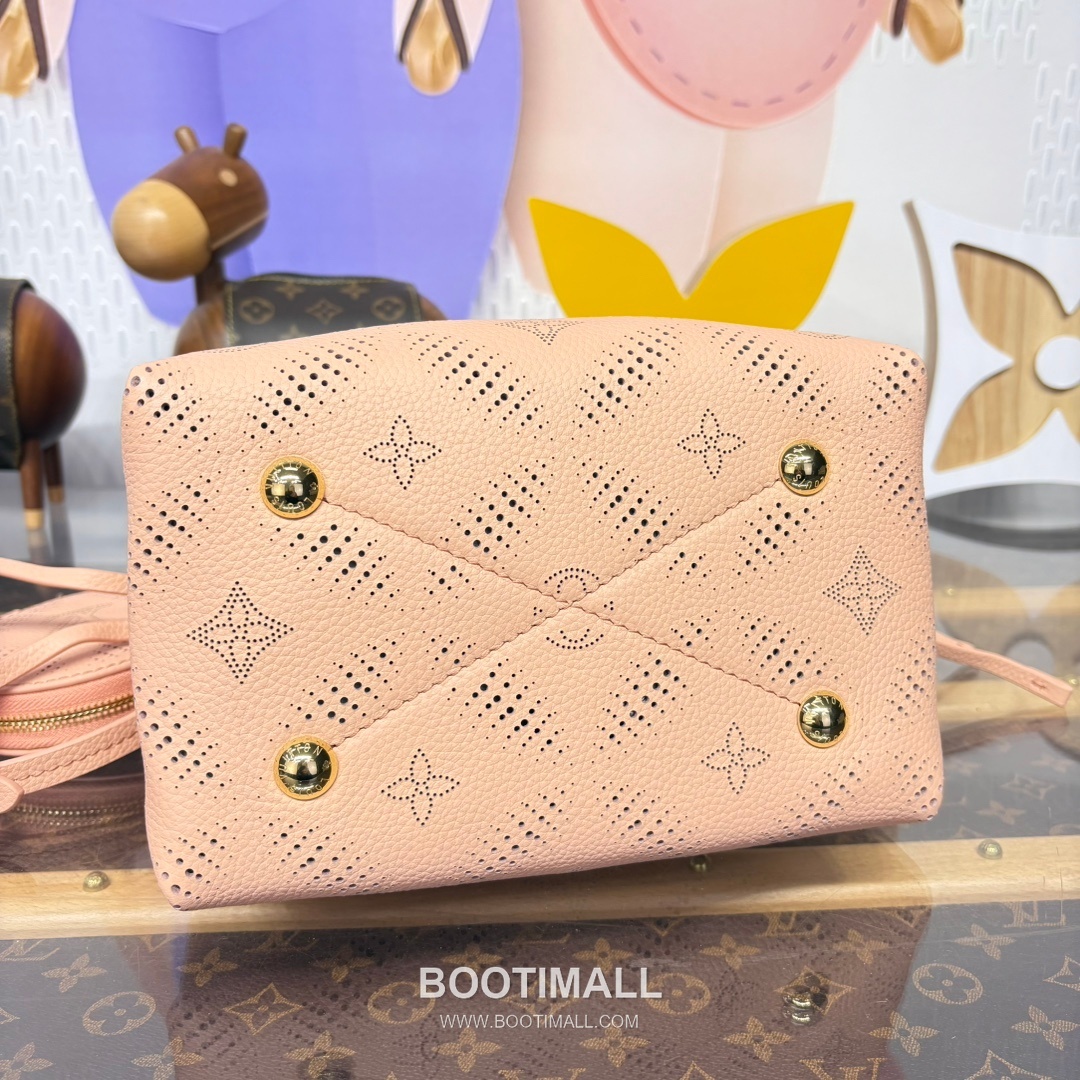 Louis Vuitton Marina Bella Perforated Monogram Calfskin Pink Bucket Bag 루이비통 마리나 벨라 퍼포레이티드 모노그램 카프스킨 핑크 버킷백 22cm 13