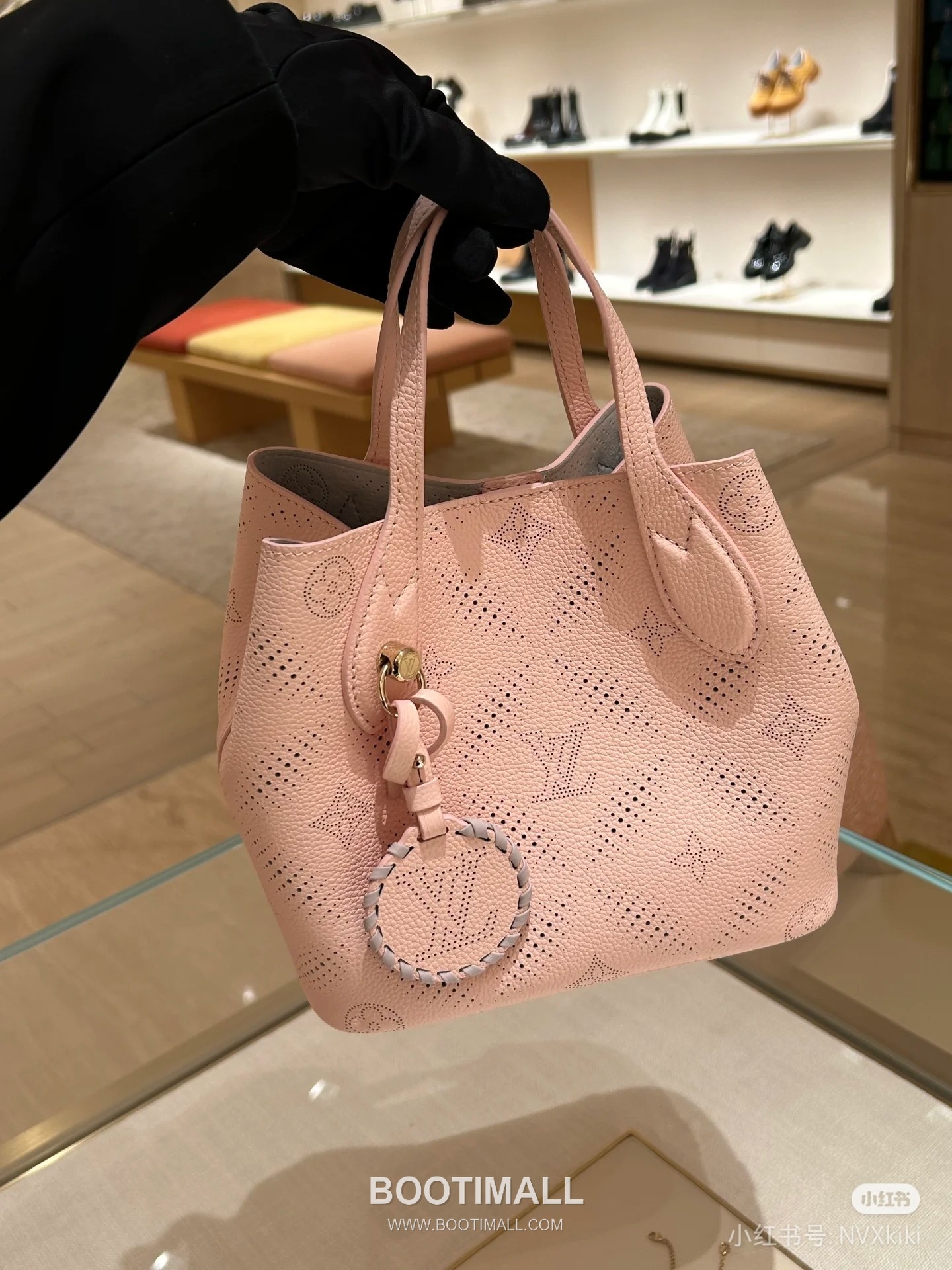 Louis Vuitton Blossom Mahina Perforated Monogram Calfskin Leather Bag M13839 루이비통 블로썸 마히나 퍼포레이티드 모노그램 카프스킨 숄더백 20cm 4