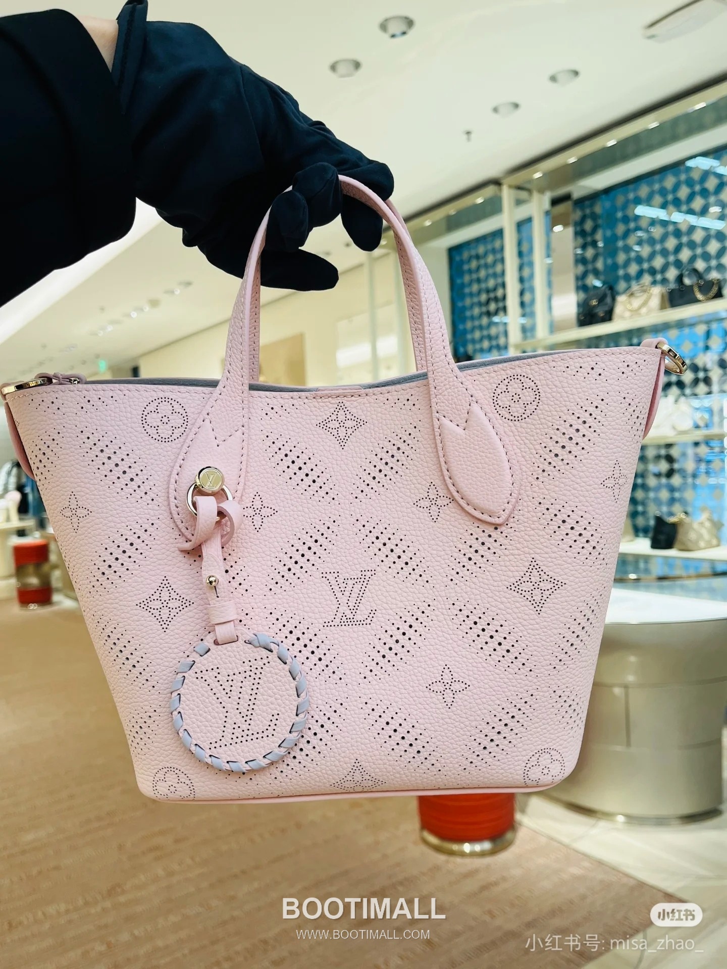 Louis Vuitton Blossom Mahina Perforated Monogram Calfskin Leather Bag M13839 루이비통 블로썸 마히나 퍼포레이티드 모노그램 카프스킨 숄더백 20cm 5