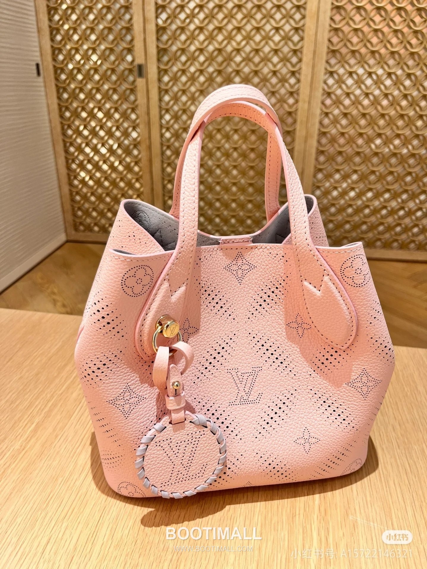 Louis Vuitton Blossom Mahina Perforated Monogram Calfskin Leather Bag M13839 루이비통 블로썸 마히나 퍼포레이티드 모노그램 카프스킨 숄더백 20cm 9