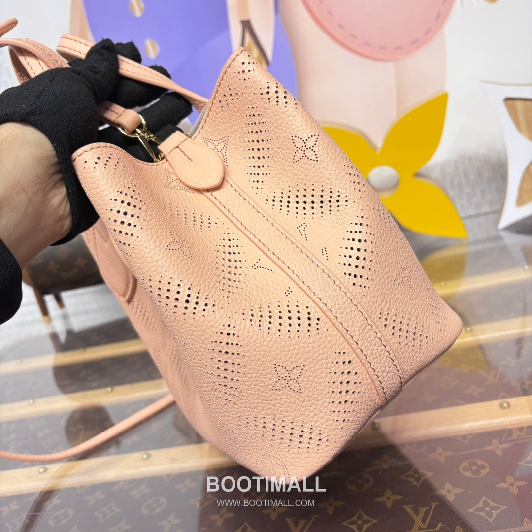 Louis Vuitton Blossom Mahina Perforated Monogram Calfskin Leather Bag M13839 루이비통 블로썸 마히나 퍼포레이티드 모노그램 카프스킨 숄더백 20cm 15